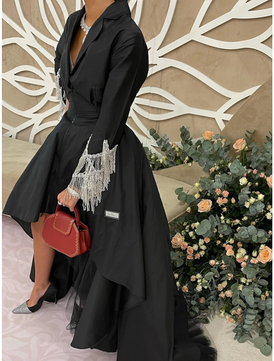 Abito da sera a trapezio, elegante, formale, con strascico a ruota, nero, a maniche lunghe, con colletto a camicia, in raso con pieghe e nappe, 2025