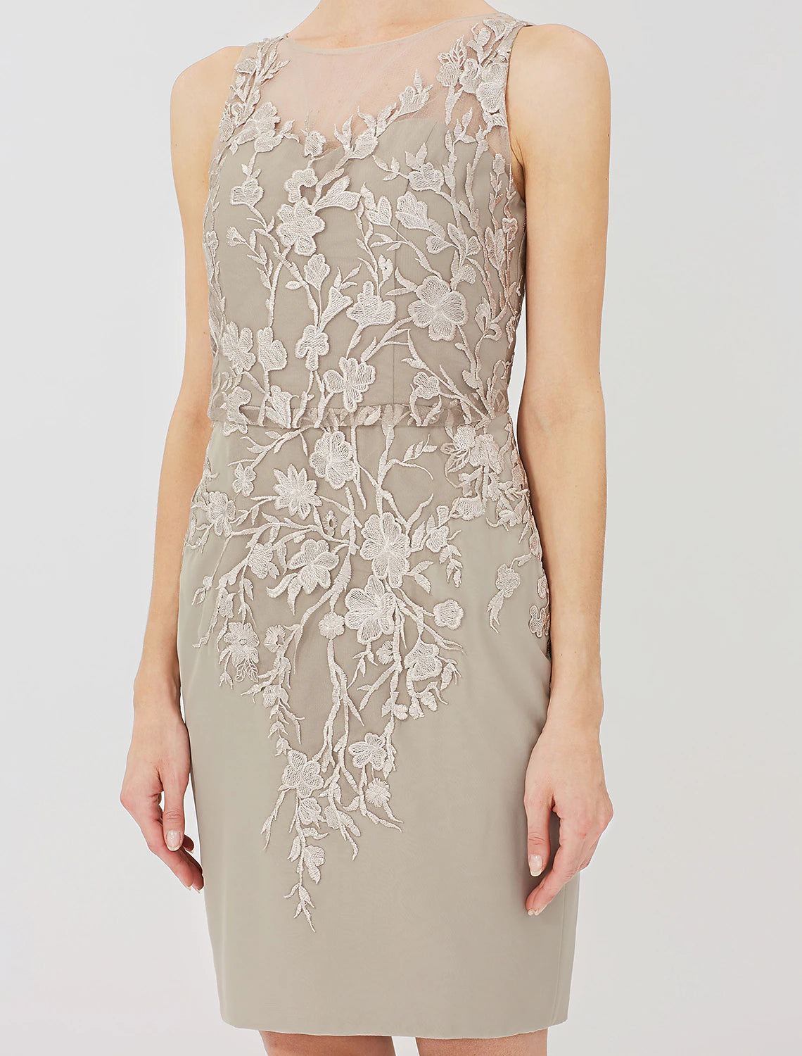 Vestido de madre de la novia con corte tubo/columna, formal, clásico y atemporal, elegante y lujoso, convertible, cuello ilusión, largo hasta la rodilla, gasa, encaje completo, manga larga con apliques