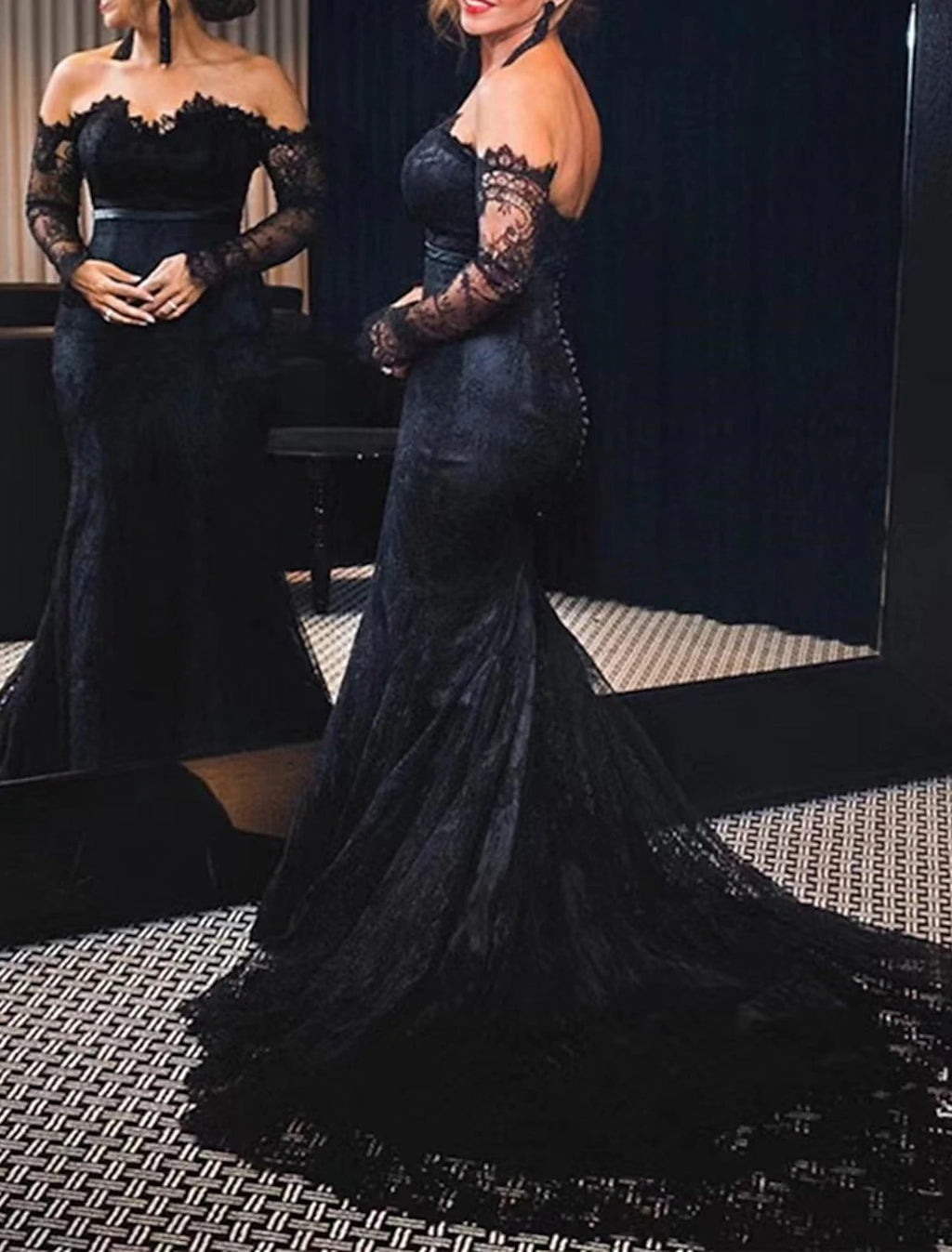 Abito da sera a sirena/tromba, lungo, formale, da sposa, con strascico a cappella, maniche lunghe, spalle scoperte, in pizzo con bottoni applicati