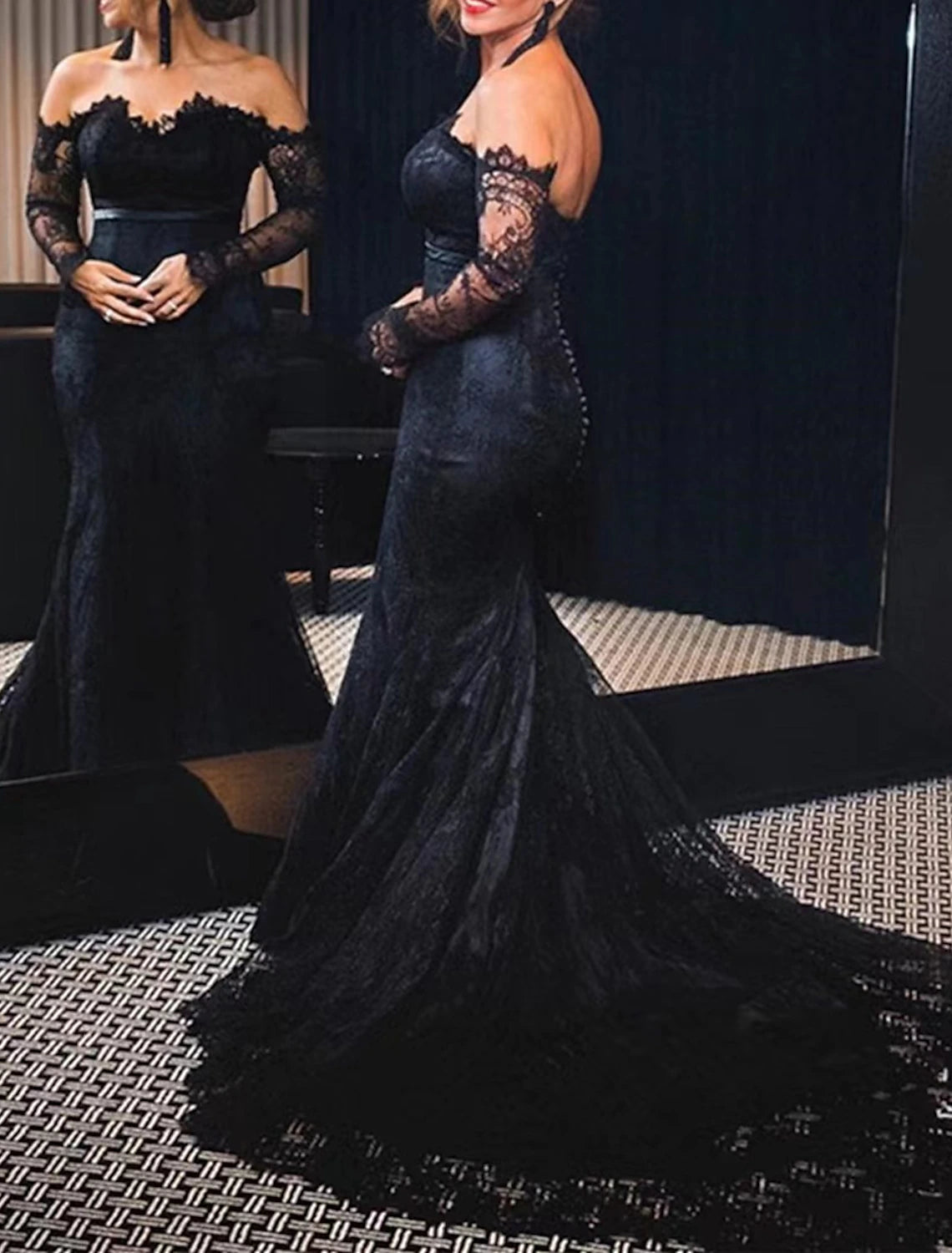 Abito da sera a sirena/tromba, lungo, formale, da sposa, con strascico a cappella, maniche lunghe, spalle scoperte, in pizzo con bottoni applicati