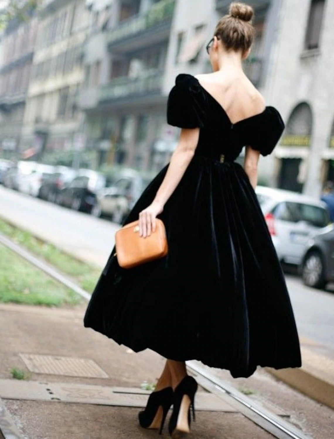 Vestidos de cóctel de corte A, elegantes, formales, para Halloween, hasta la rodilla, manga corta, cuello en V, para invitados de boda de otoño, de terciopelo con volantes