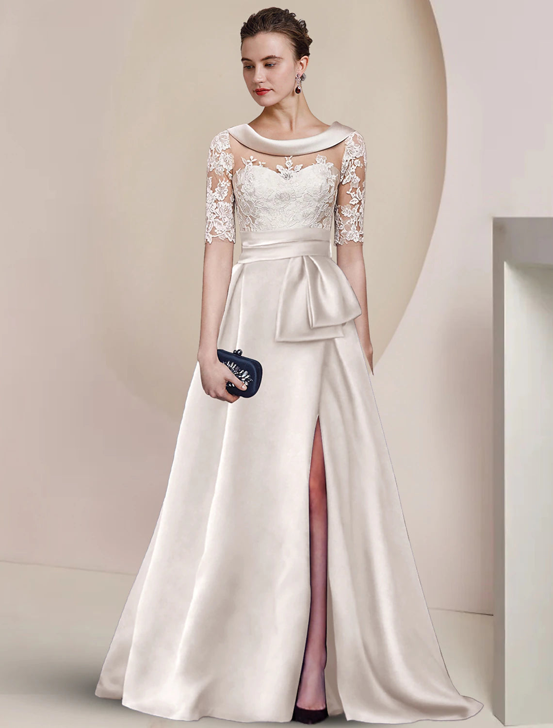 Abito da cerimonia per la madre della sposa, a trapezio, elegante, con scollo a barchetta, strascico a ruota, in raso, pizzo, mezza manica con applicazioni arricciate