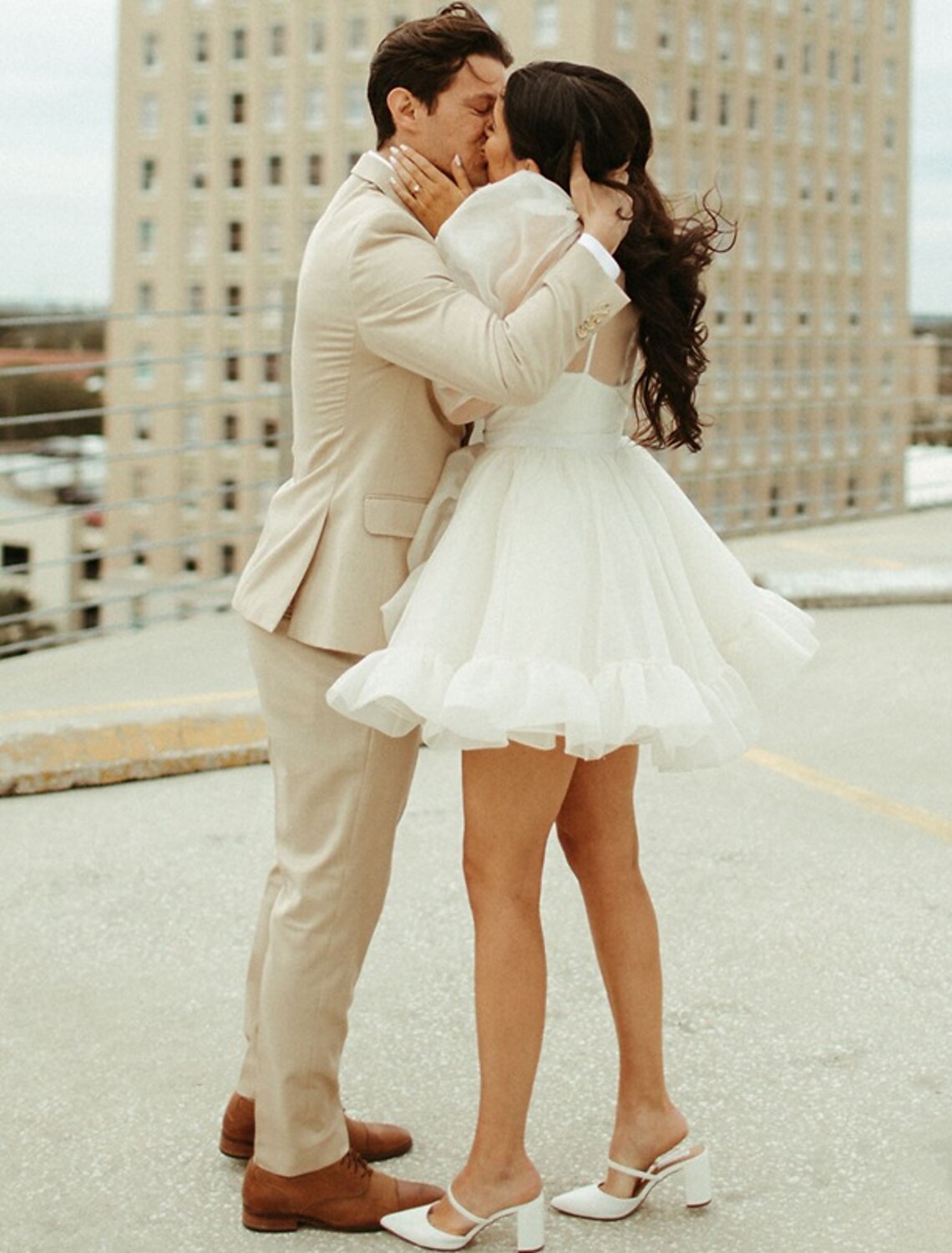 Abiti da sposa corti/mini in organza con gonna a ruota, abiti da sposa bianchi da ricevimento, abiti da sposa a trapezio con scollo a V e maniche lunghe.