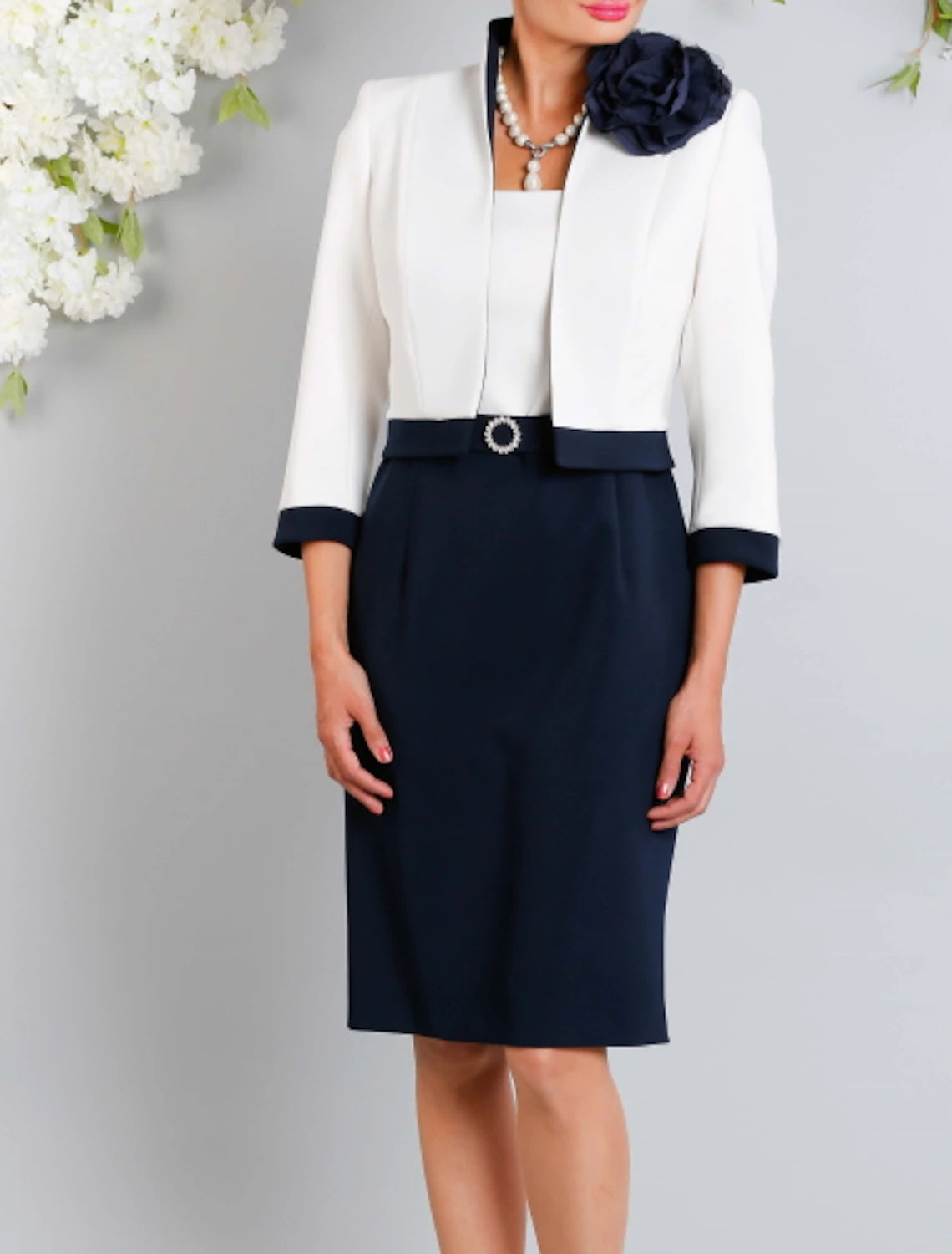 Vestido de dos piezas para madre de la novia, estilo tubo/columna, elegante, talla grande, cuello joya, largo hasta la rodilla, satén, manga corta, abrigo incluido, chaqueta corta, vestidos con flores, bloques de color