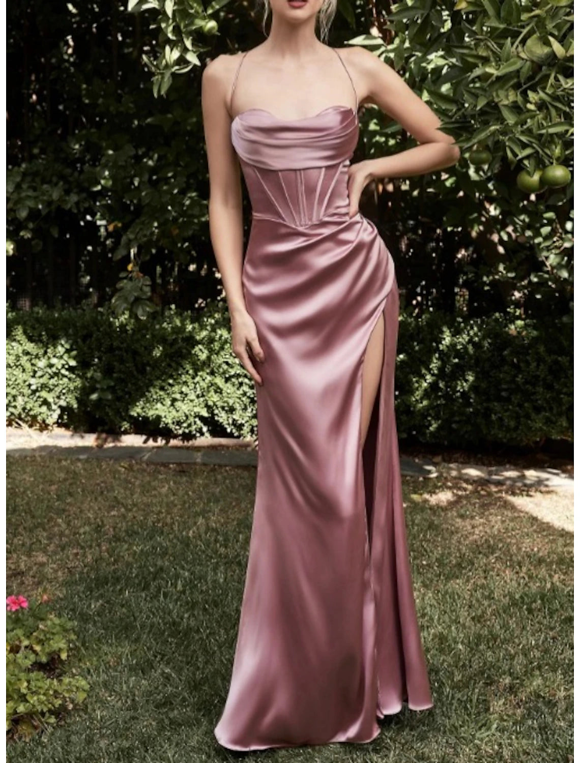 Abito da damigella d'onore a sirena/tromba, senza maniche, in chiffon blu lungo fino al pavimento, con spacco frontale/arricciatura