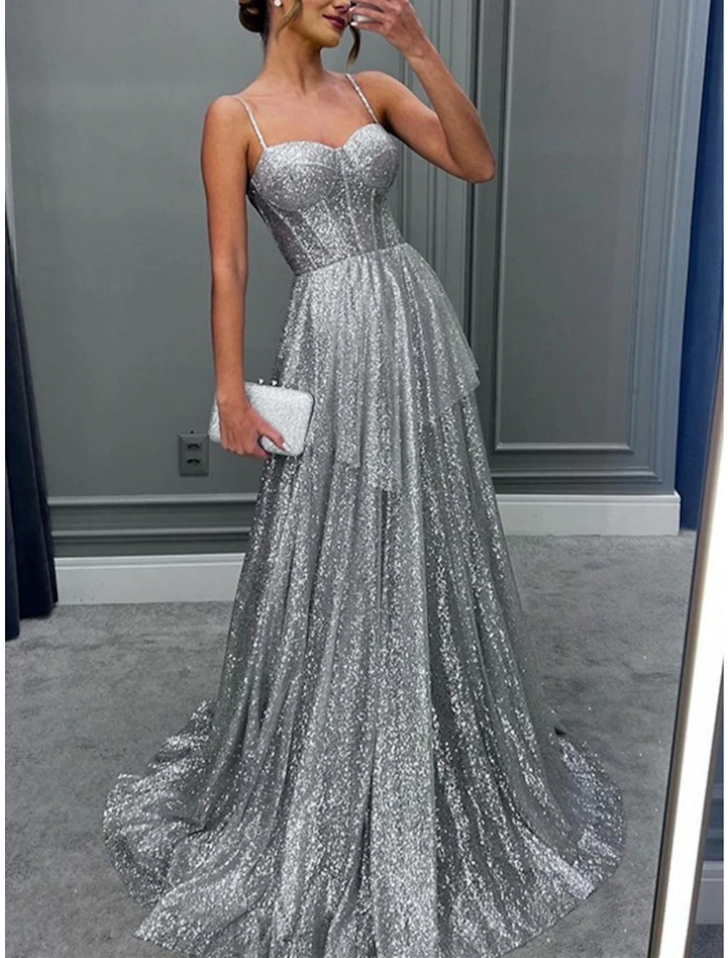 Vestido de noche elegante de corte A, formal, con cola larga y sin mangas, tirantes finos, lentejuelas y pliegues brillantes.