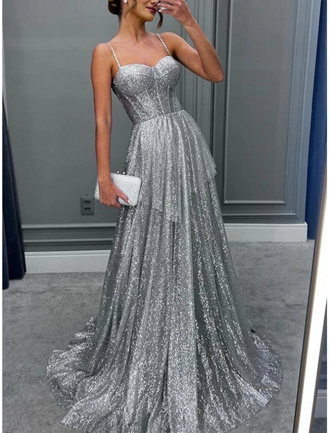Vestido de noche elegante de corte A, formal, con cola larga y sin mangas, tirantes finos, lentejuelas y pliegues brillantes.