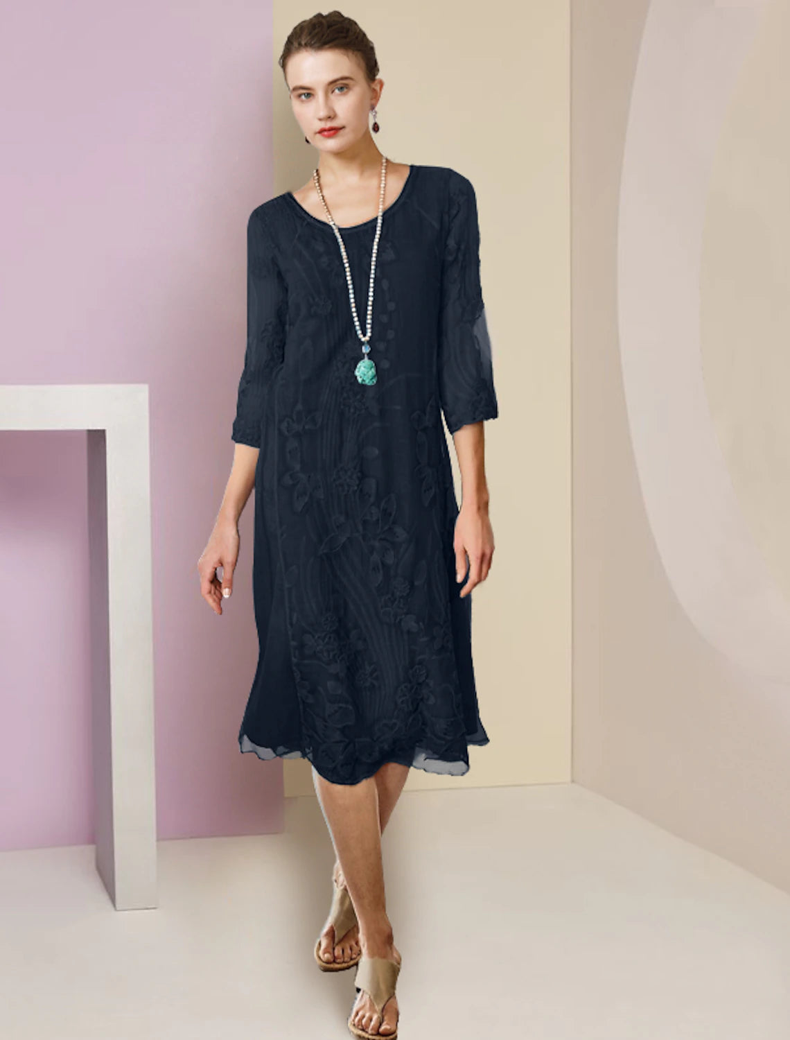 Vestido de dos piezas tipo tubo para madre de la novia, elegante, con escote redondo, largo hasta la rodilla, de gasa, con encaje, manga media, chaqueta y apliques.