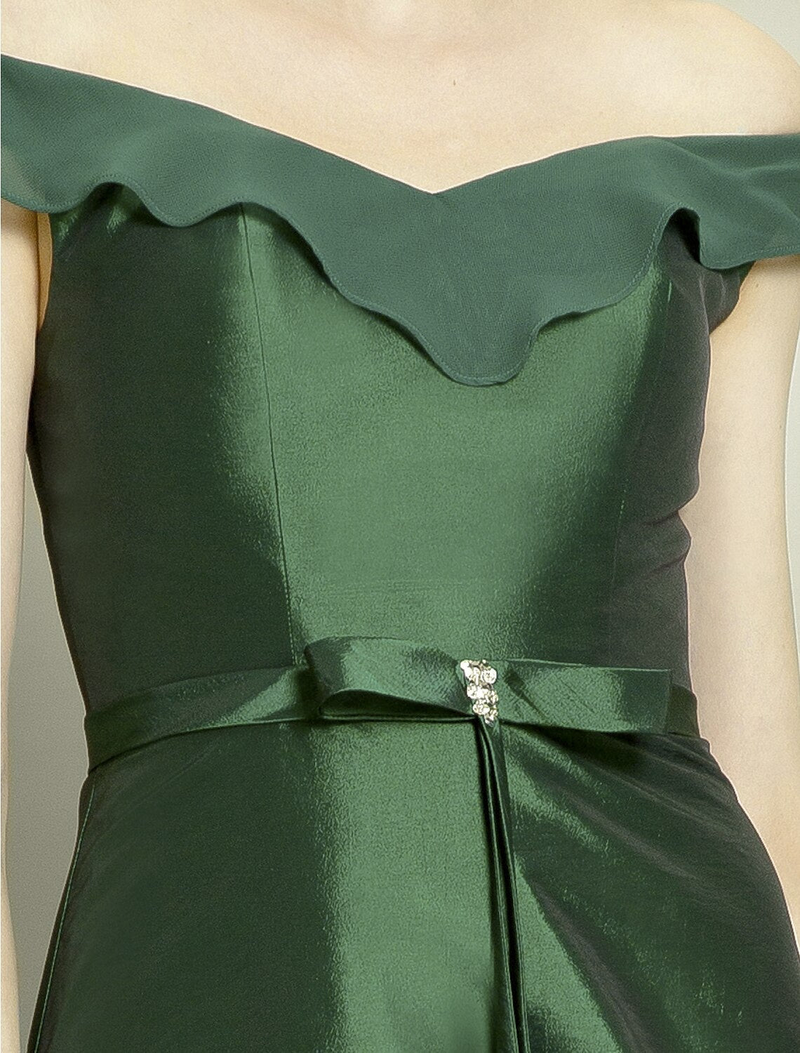 Abito da madre della sposa a trapezio, elegante, asimmetrico, in chiffon e taffetà, con spalle scoperte, maniche corte, gonna rialzata, fiocco/i e perline