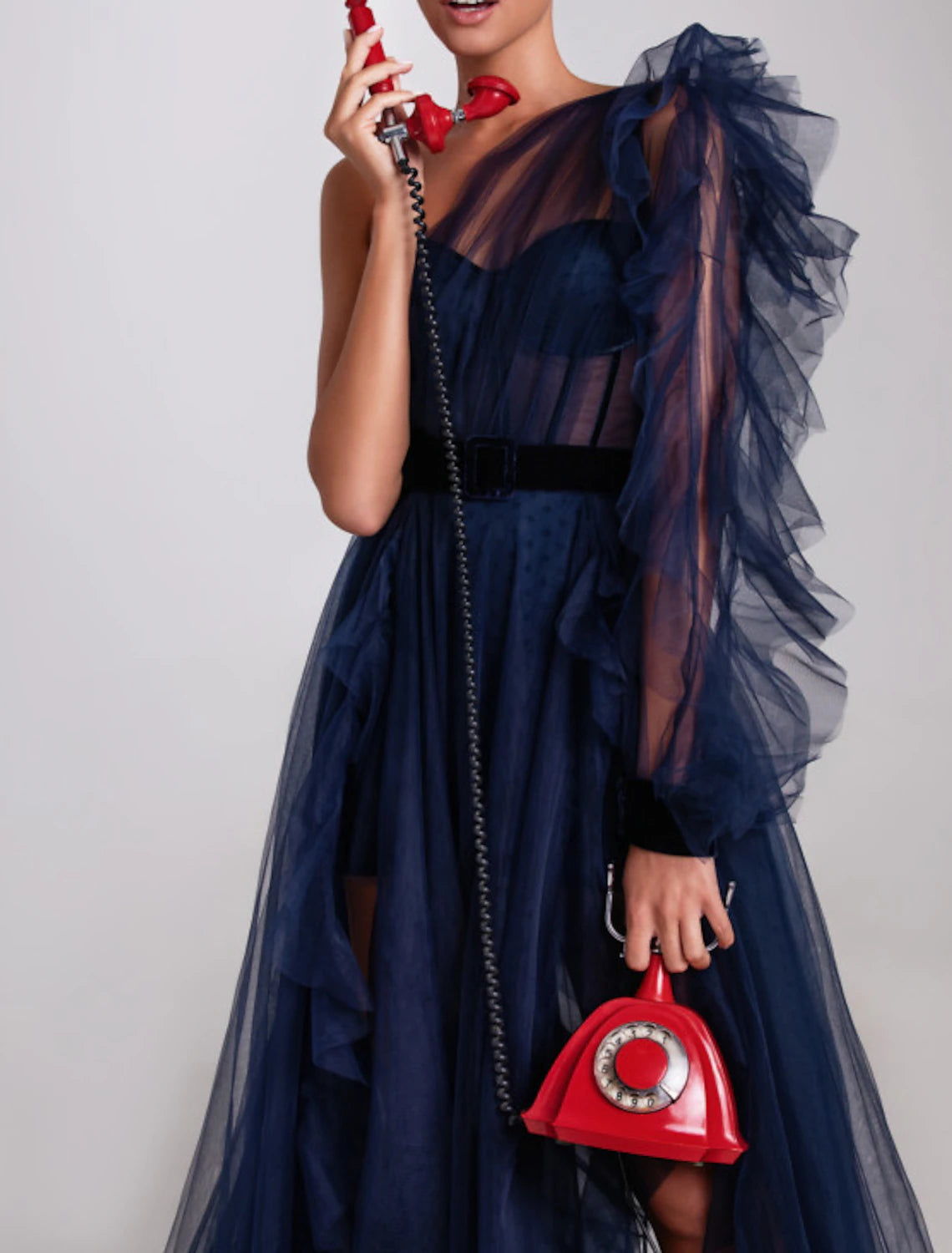 Abito da sera a trapezio con corsetti, abito da sposa, da fidanzamento, con strascico, manica lunga, monospalla, stile Mercoledì Addams, in tulle con volant e spacco.