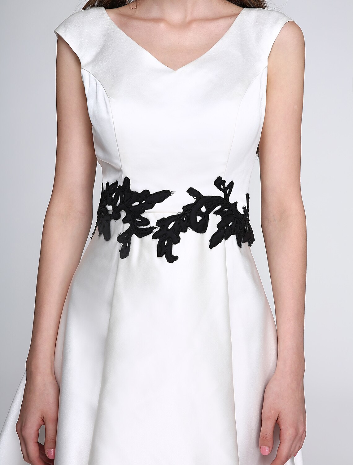 Abito a trapezio aderente e svasato, da cocktail, da ballo, lunghezza al ginocchio, senza maniche, scollo a V, in raso con applicazioni