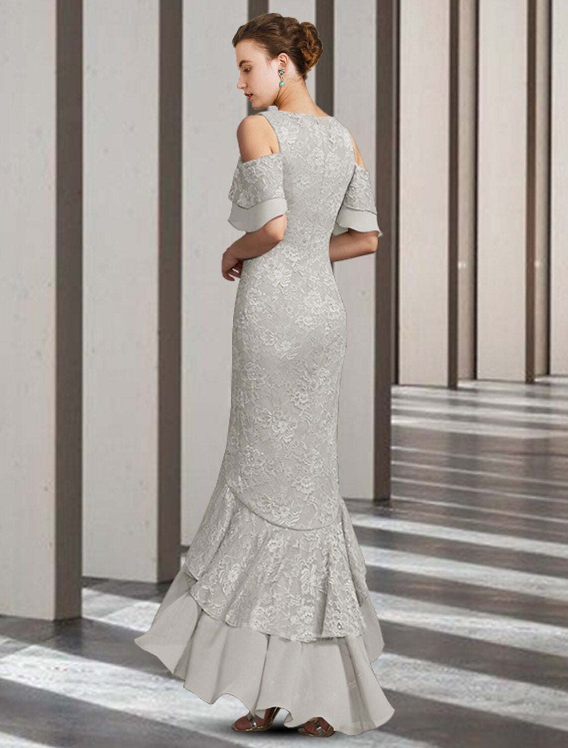 Vestido elegante de madre de la novia con corte tubo/columna, escote joya alto y bajo, largo hasta el suelo, gasa, encaje, manga corta con volantes