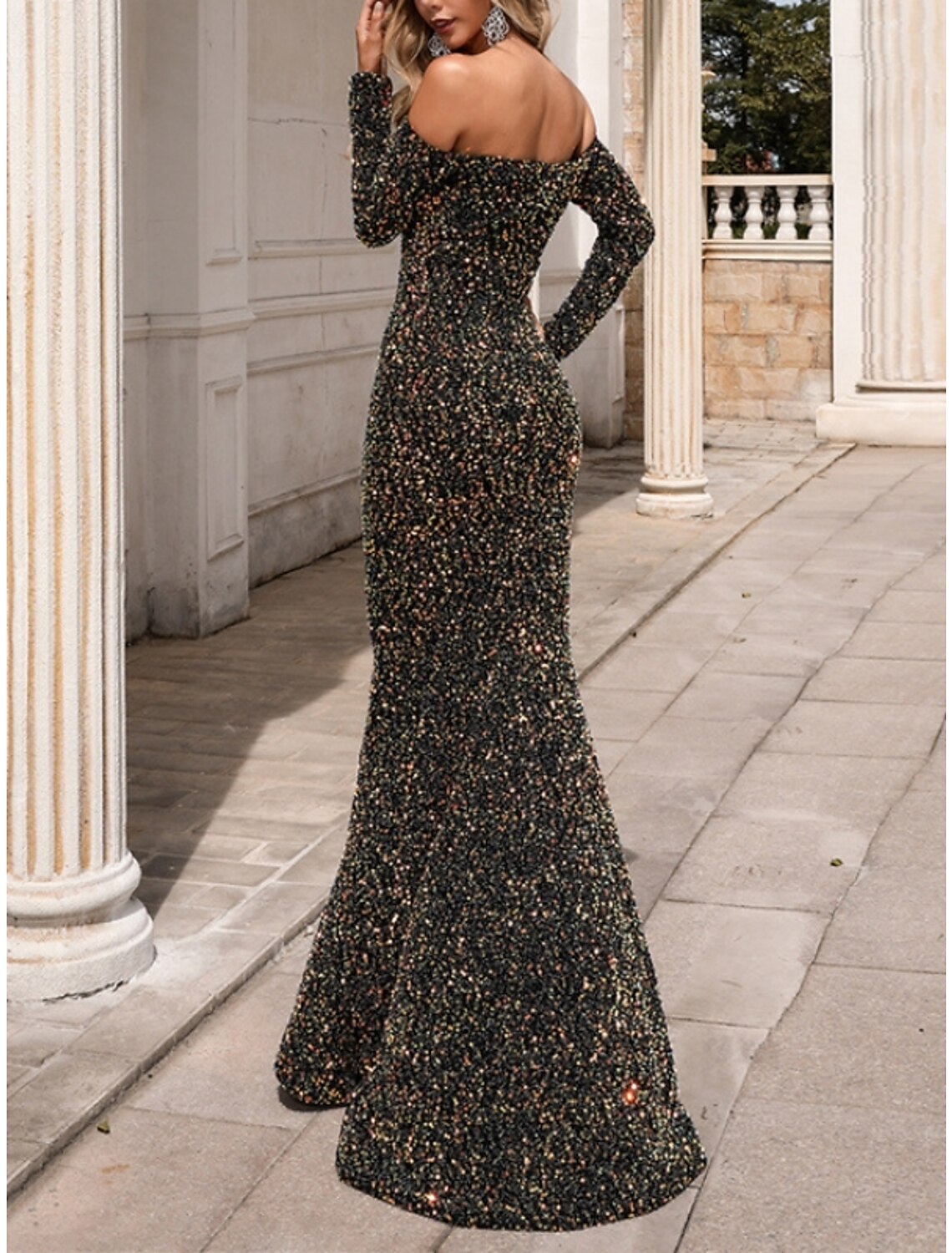 Vestido de noche de sirena/trompeta, negro brillante, formal, de otoño, con cola larga, hombros descubiertos, lentejuelas y pliegues brillantes.