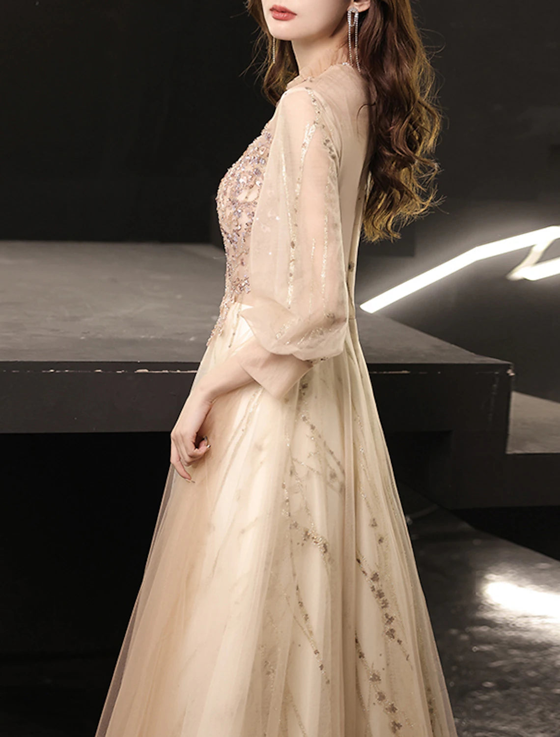 Abiti da ballo a trapezio, scintillanti, per invitati a nozze, lunghezza al pavimento, maniche lunghe, collo alto, in tulle con applicazioni di perline 2025