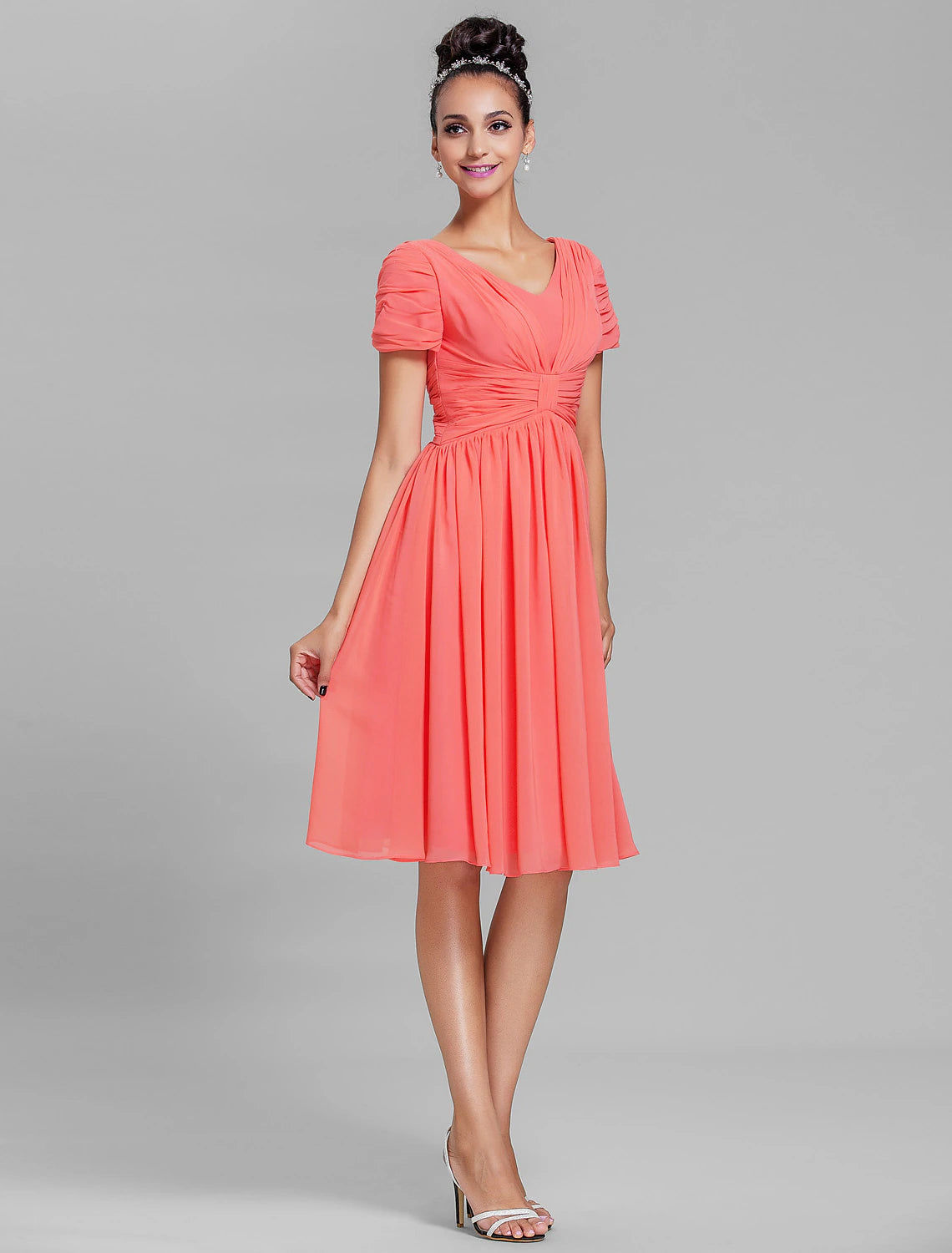 Vestido de dama de honor con corte tubo/columna, escote en V, manga corta, inspiración vintage, largo hasta la rodilla, de gasa con fruncido/drapeado.