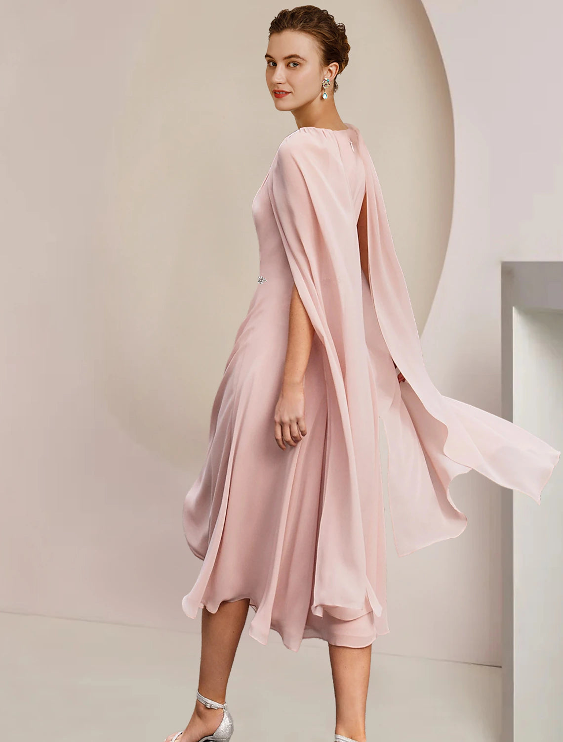 Abito da cerimonia per la madre della sposa, a trapezio, elegante, in chiffon, senza maniche, con scollo a barchetta e spilla di cristallo, lunghezza tè