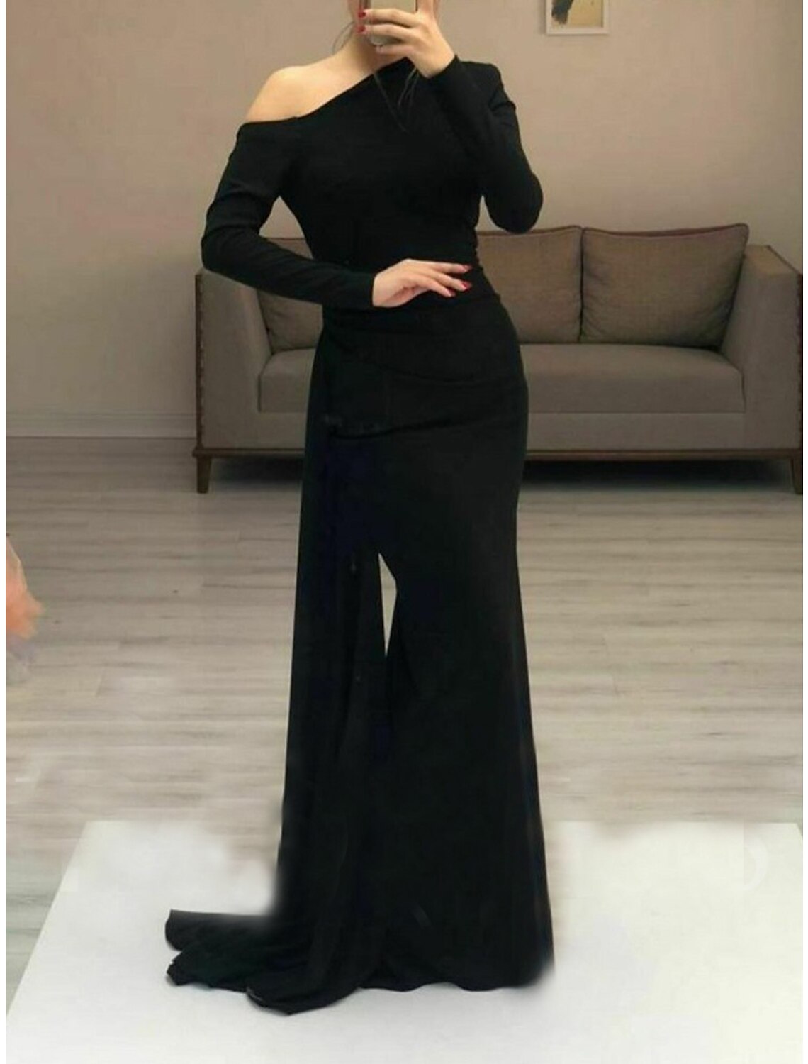 Vestido de noche formal minimalista elegante para invitada de boda, con un hombro descubierto, manga larga, largo hasta el suelo, con fruncido elegante 2025