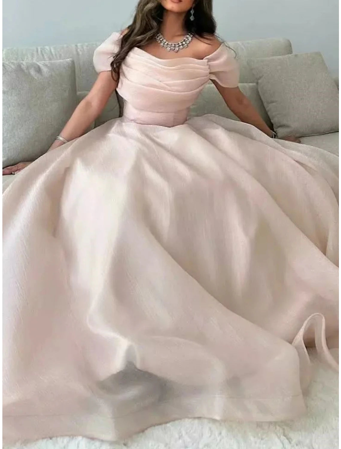 Vestido de noche elegante de corte A, formal, largo hasta el suelo, manga corta, hombros descubiertos, tul con pliegues y fruncido.