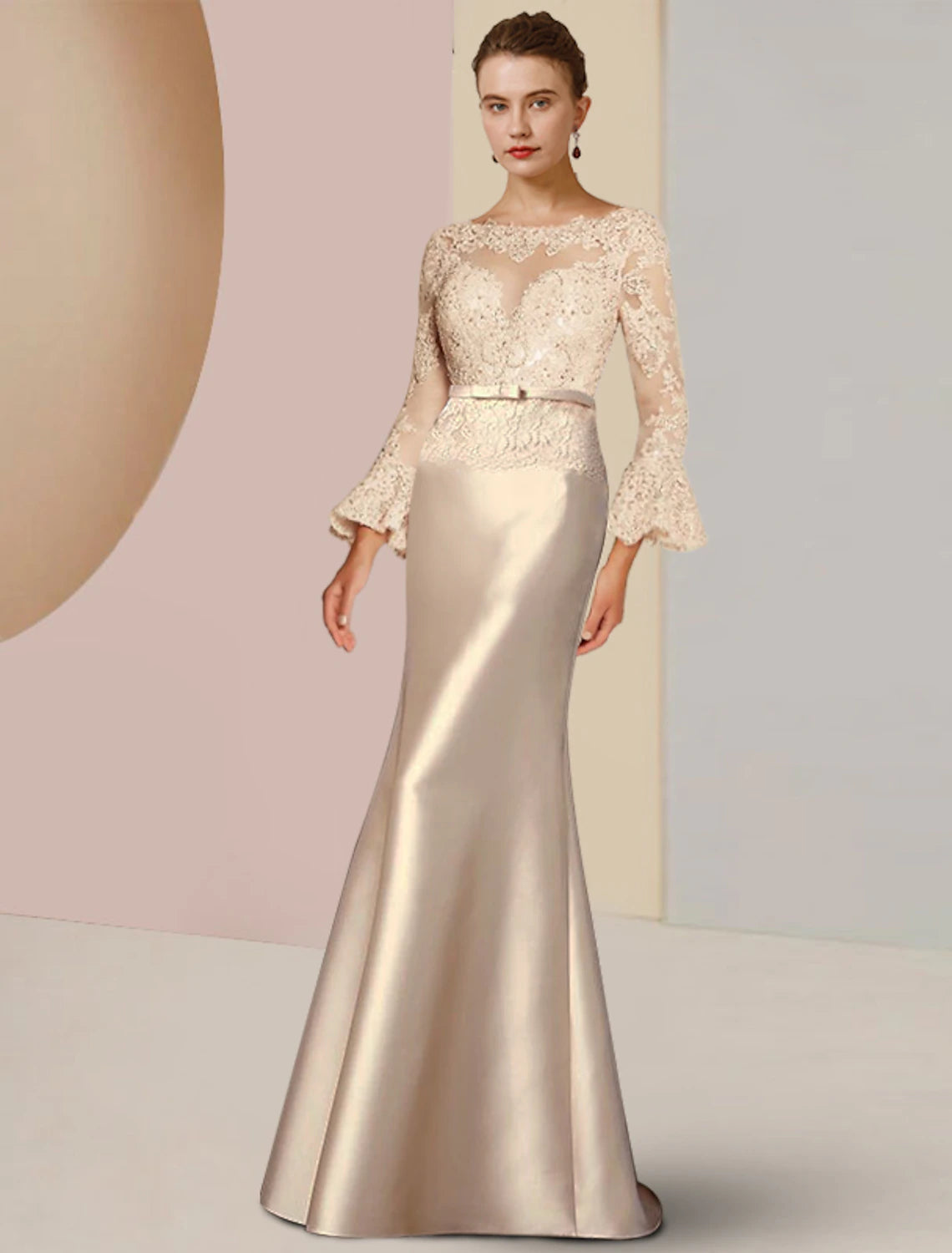 Vestido de madre de la novia con corte tubo/columna, elegante, escote redondo, cola larga, satén, encaje y apliques de cuentas.