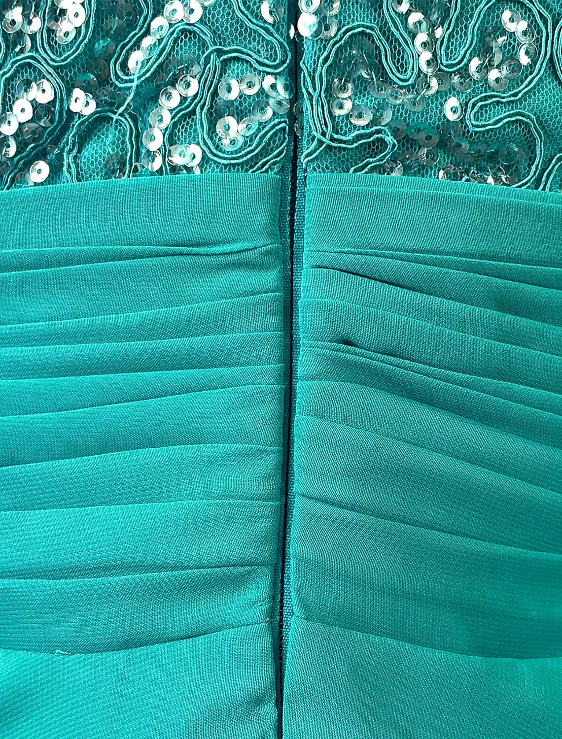 Abito da sera a trapezio, a strati, con strascico a ruota, senza maniche, in chiffon con scollo gioiello e strass