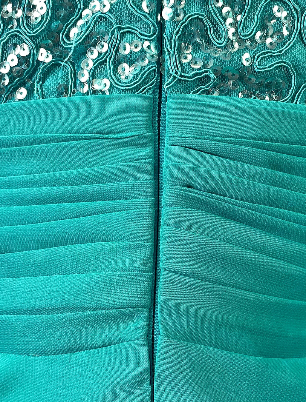 Abito da sera a trapezio, a strati, con strascico a ruota, senza maniche, in chiffon con scollo gioiello e strass