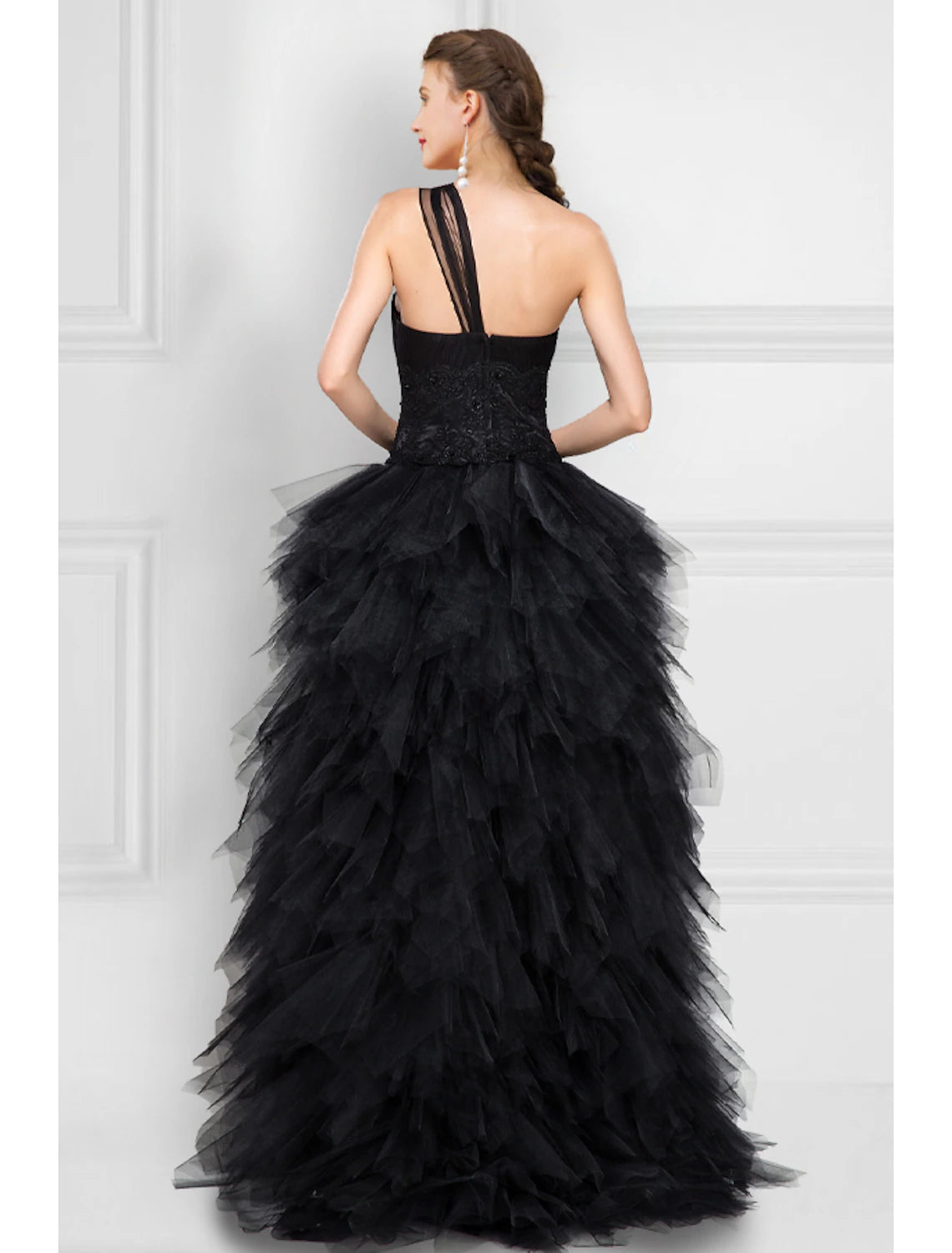 Vestido de fiesta negro con escote en V, plisado y capas, asimétrico, sin mangas, de tul con un solo hombro y espalda entallada de color puro.