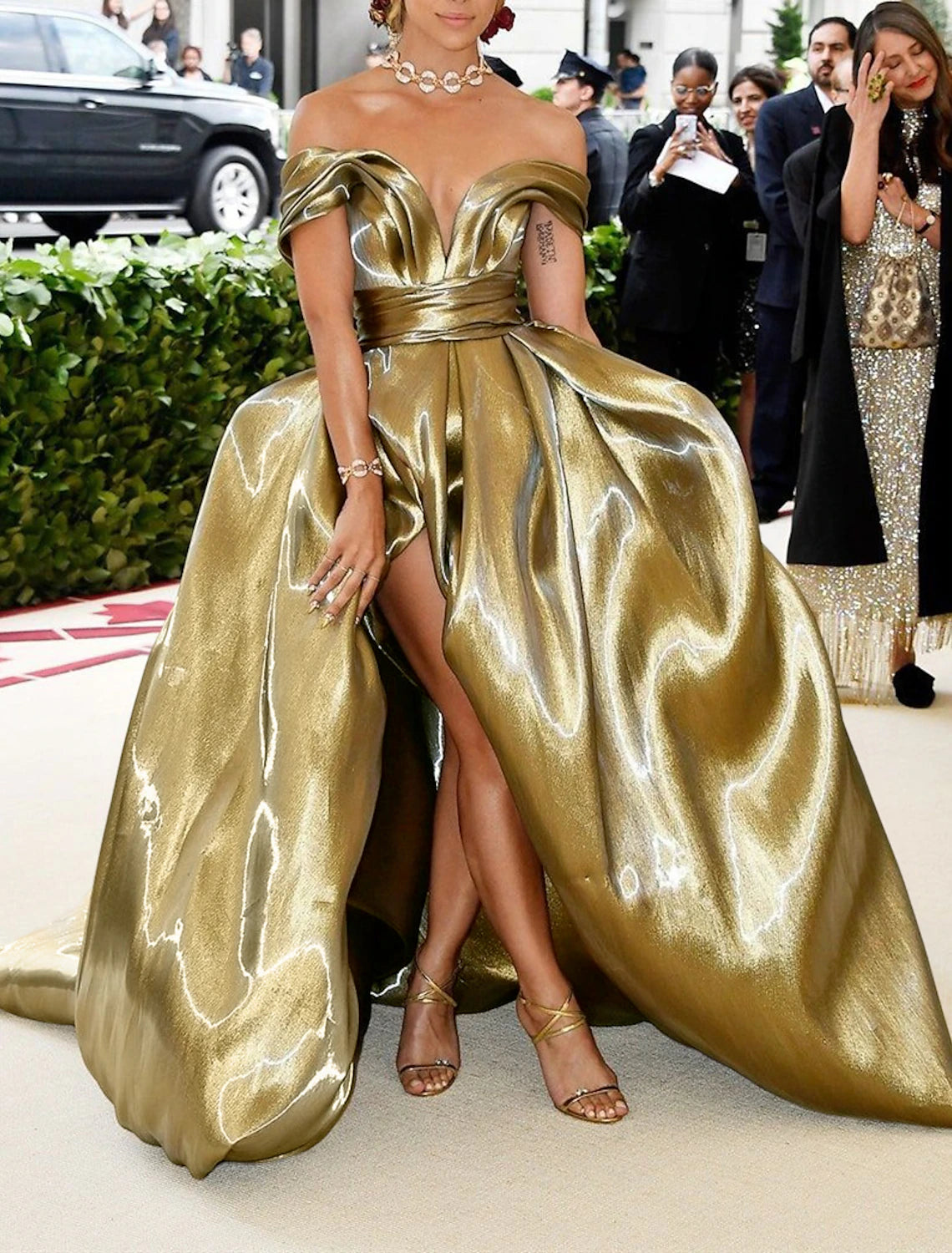 Abito da sera a trapezio, stile celebrità, abito da carnevale, Natale, rosso, verde, lunghezza pavimento, senza maniche, spalle scoperte, in raso con arricciature, 2025