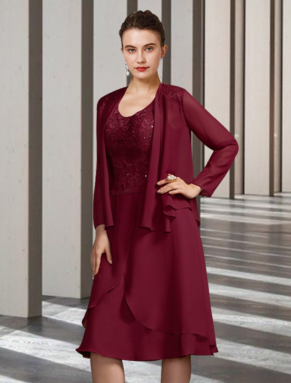 Vestido de dos piezas para madre de la novia, estilo columna/vestido estilo iglesia, elegante, escote redondo, largo hasta la rodilla, de gasa, con encaje, manga larga y volantes con apliques.