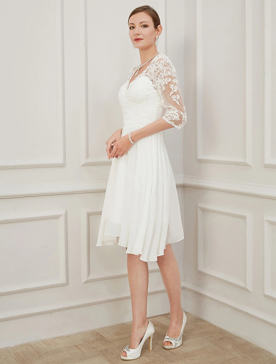 Abiti da sposa bianchi per ricevimento, abiti da sposa autunnali, linea ad A, scollo a V, maniche corte, lunghezza al ginocchio, in chiffon, con applicazioni drappeggiate, abiti da sposa estivi per feste di matrimonio, abbigliamento da donna