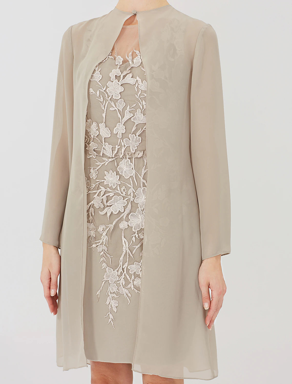 Vestido de madre de la novia con corte tubo/columna, formal, clásico y atemporal, elegante y lujoso, convertible, cuello ilusión, largo hasta la rodilla, gasa, encaje completo, manga larga con apliques