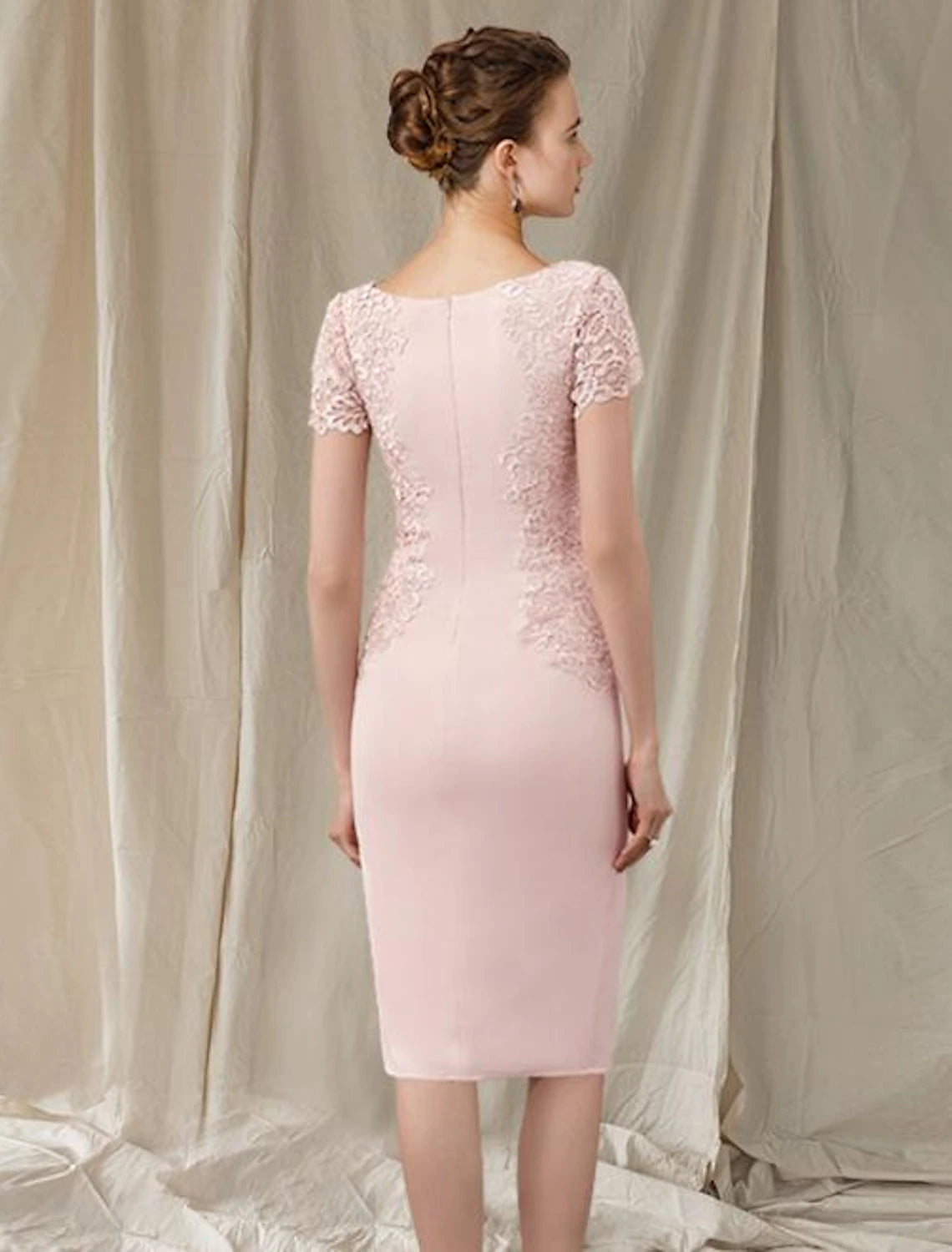 Vestido de madre de la novia con corte tubo/columna, elegante, escote joya, largo hasta la rodilla, tejido de encaje, manga corta con apliques