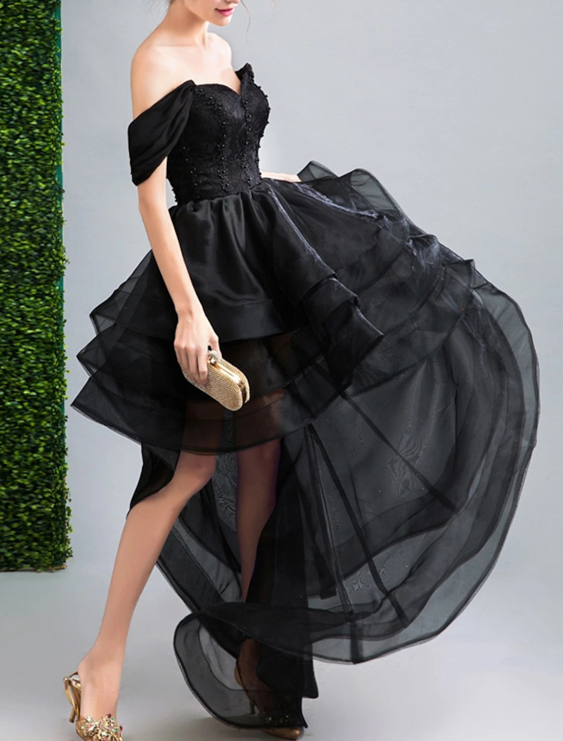 Abiti da ballo a trapezio, abiti da festa in stile gotico nero, abiti da sposa, asimmetrici, senza maniche, spalle scoperte, in organza, schiena scoperta, con applicazioni di volant 2025