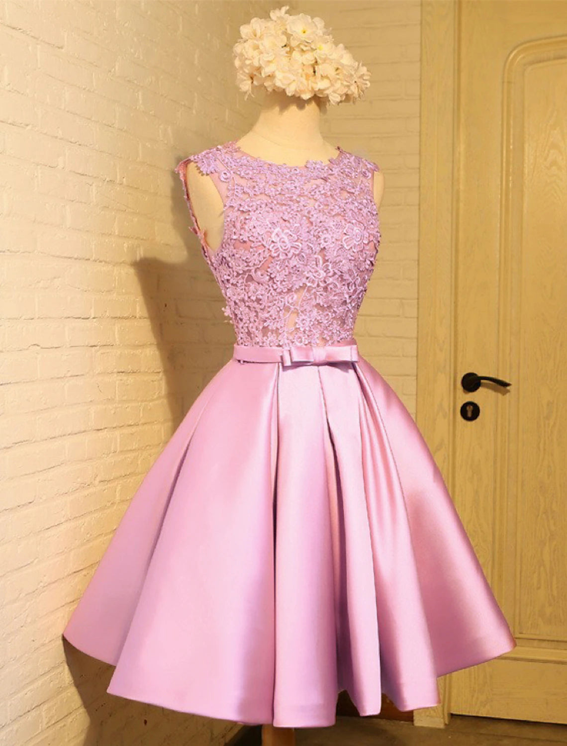 Abiti da ballo a trapezio in pizzo con schiena scoperta, lunghezza al ginocchio, senza maniche, scollo gioiello, raso con farfalla