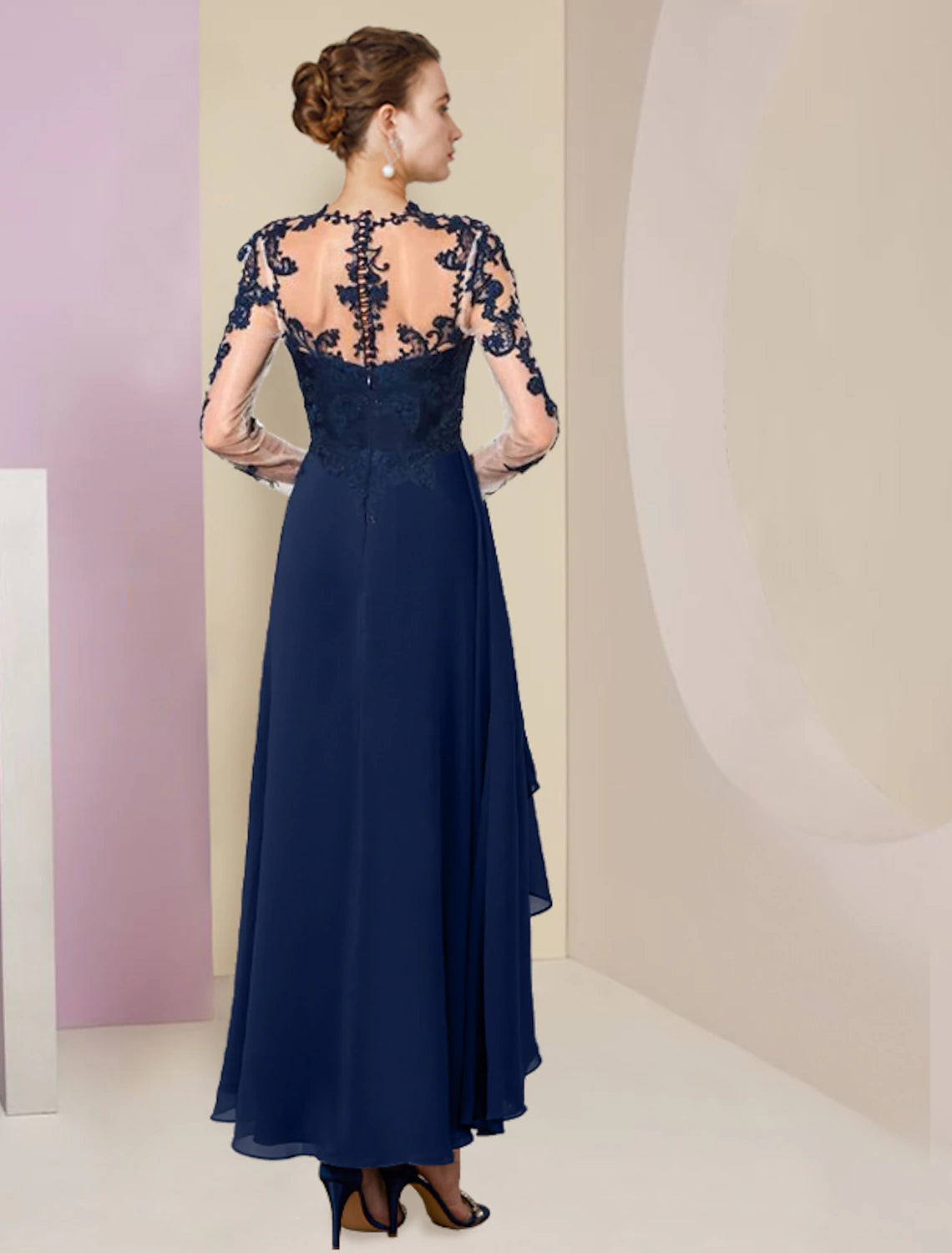 Abito da cerimonia per la madre della sposa, a trapezio, elegante, con scollo a barchetta, asimmetrico, lunghezza tè, in chiffon e pizzo, manica a 3/4 con pieghe applicate.