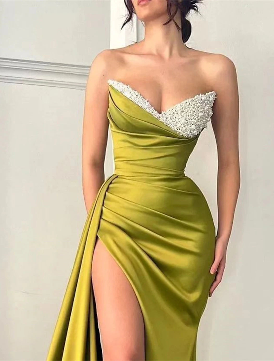 Vestido de noche elegante de sirena/trompeta, vestido formal de boda, cola de corte, sin mangas, sin tirantes, de satén con abertura de lentejuelas fruncidas