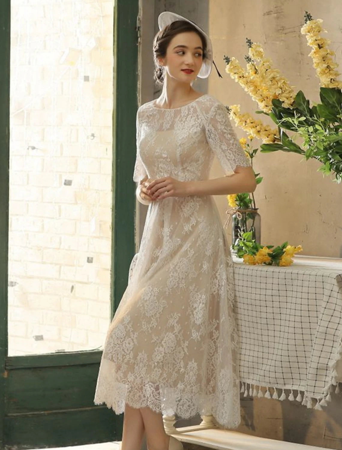 Abiti da sposa autunnali per ricevimenti, abitini bianchi colorati, linea ad A, scollo a V, maniche corte, lunghezza tè, abiti da sposa in pizzo con applicazioni di fascia/nastro, abbigliamento estivo da donna per feste