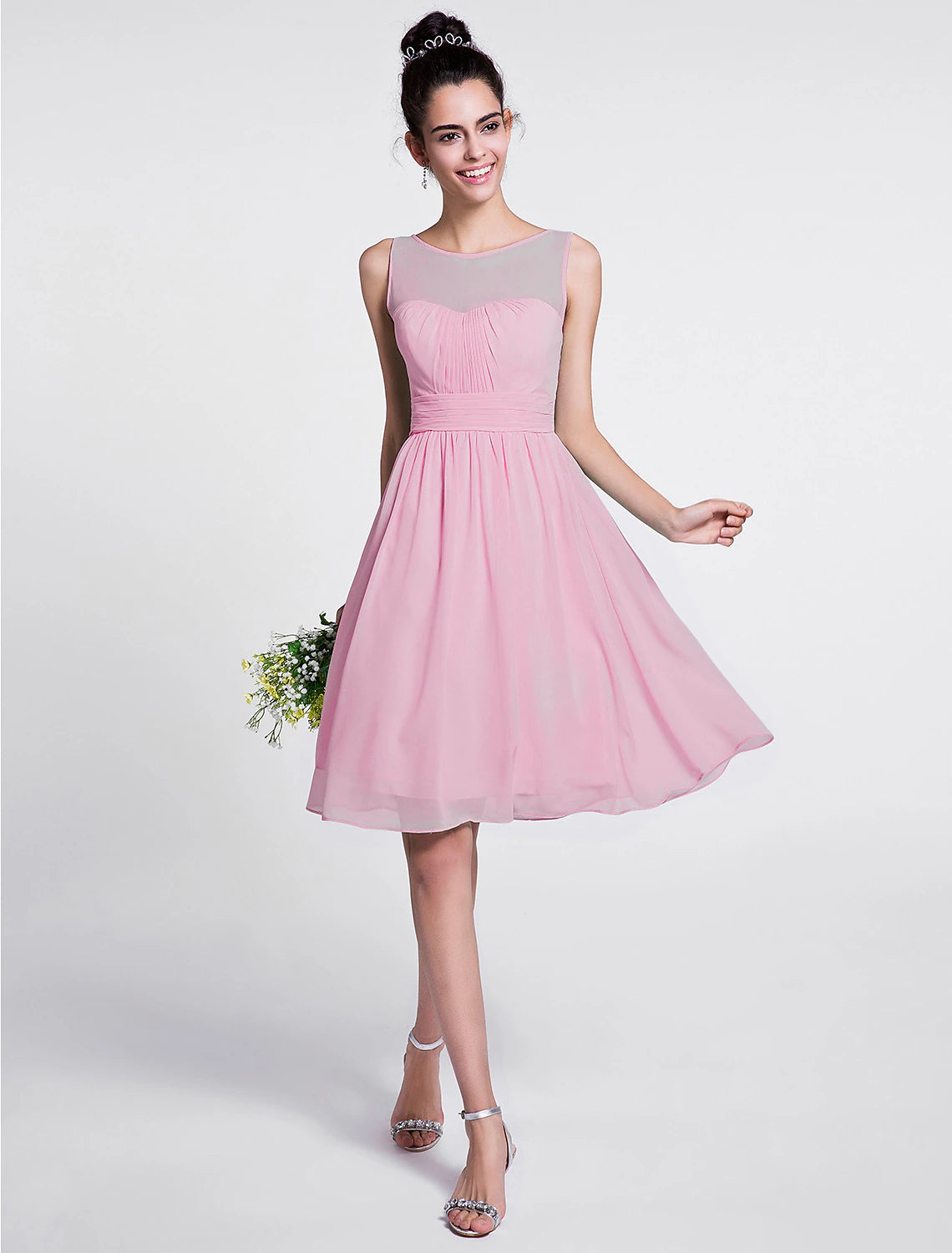 Abito da damigella d'onore a trapezio, scollo a barchetta, senza maniche, lunghezza al ginocchio, in chiffon con arricciature/drappeggi