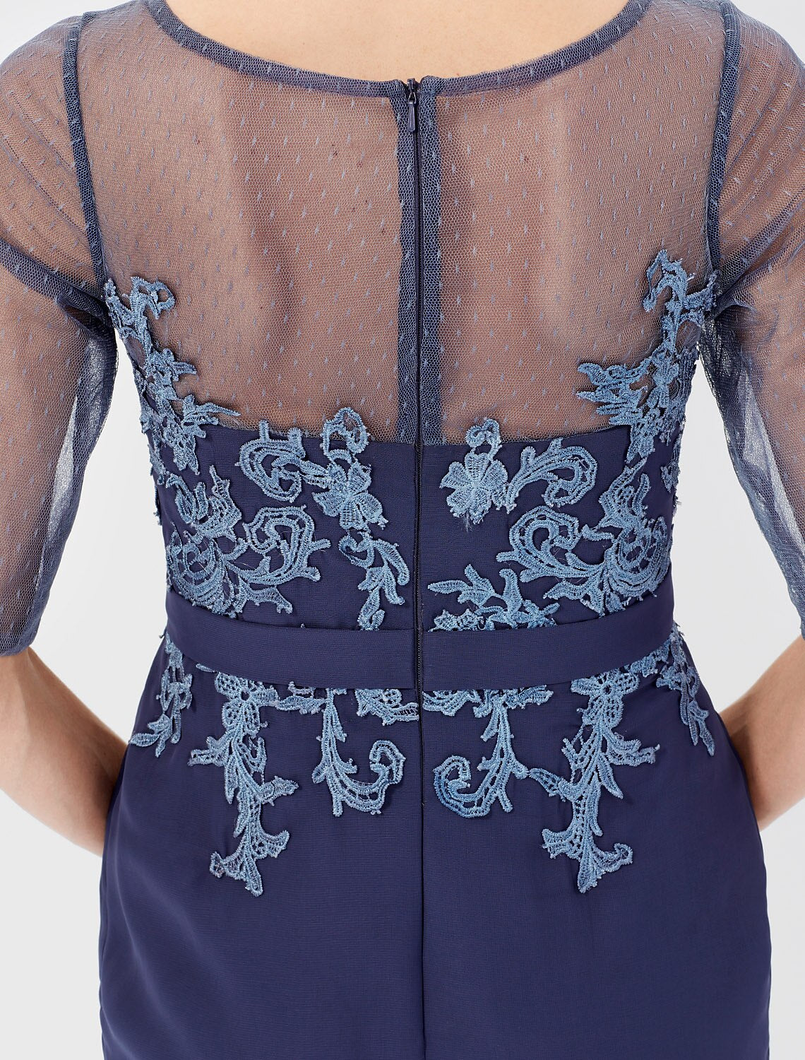 Vestido de madre de la novia con corte tubo/columna, formal, clásico y atemporal, elegante y lujoso, convertible, cuello ilusión, largo hasta la rodilla, gasa, manga 3/4, sí, con faja/cinta