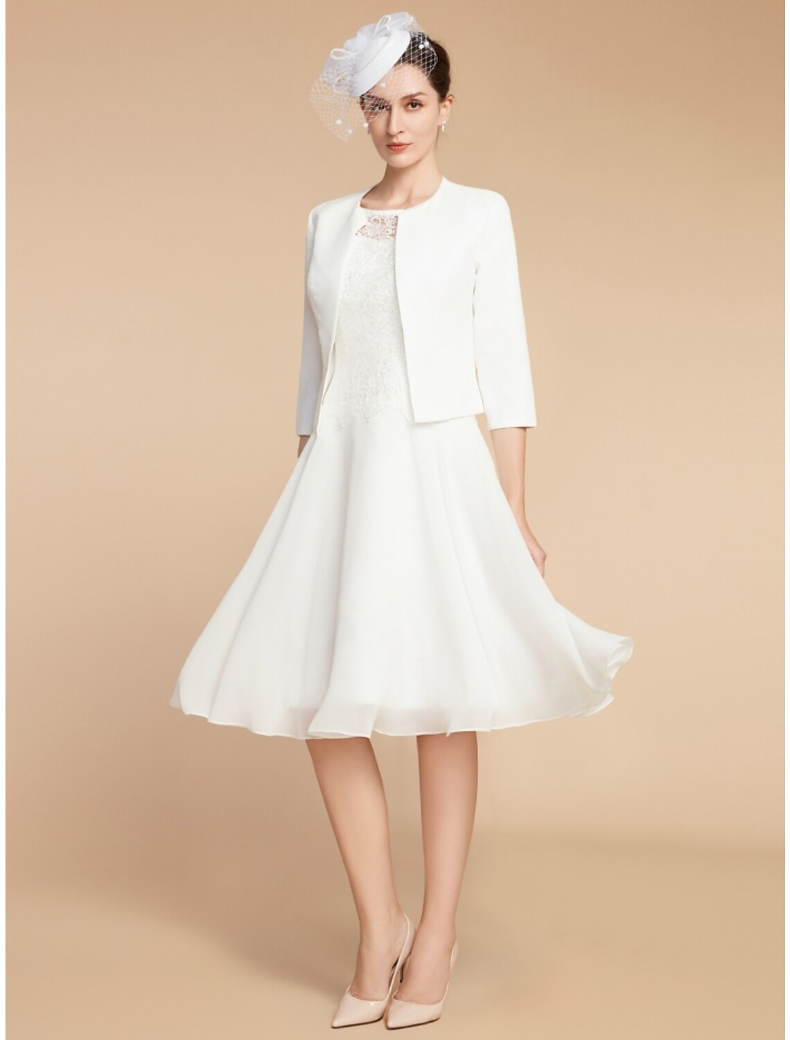 Vestido de dos piezas de corte A para madre de la novia, elegante, estilo pequeño, con escote joya, largo hasta la rodilla, de gasa, con encaje, manga 3/4 y pliegues, color liso.