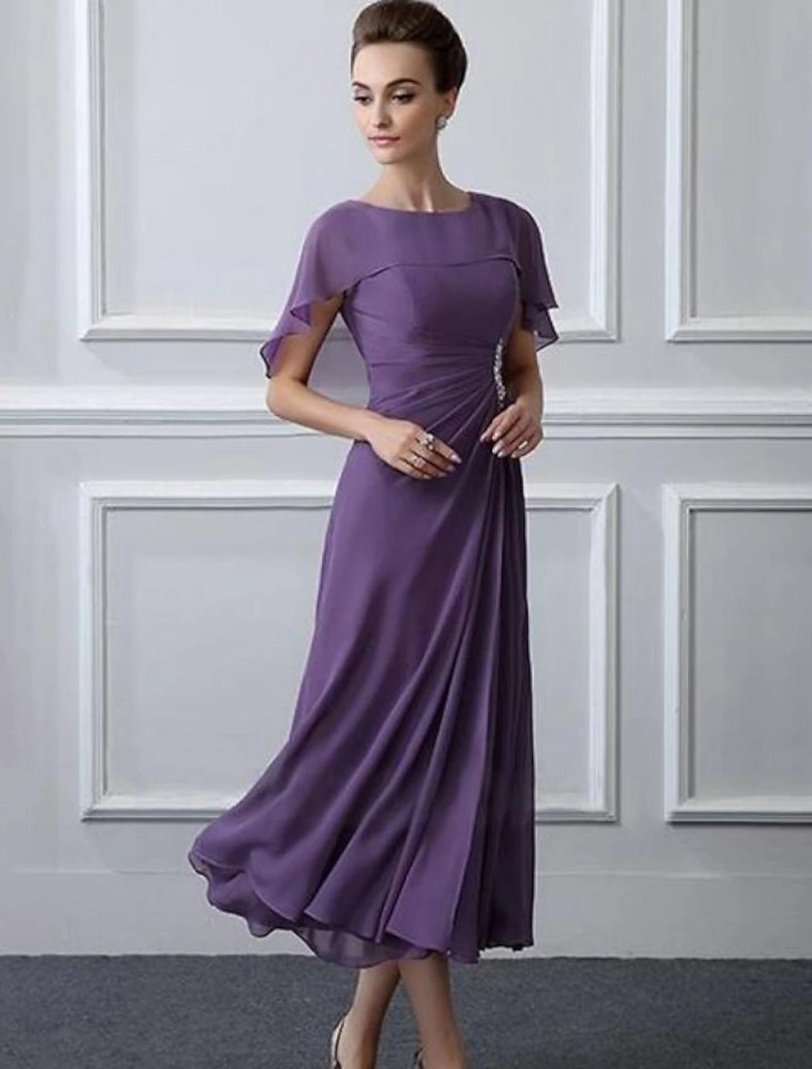 Abito da madre della sposa a trapezio, taglie forti, scollo a barca, lunghezza tè, in chiffon, maniche corte, con volant, spilla di cristallo e arricciature