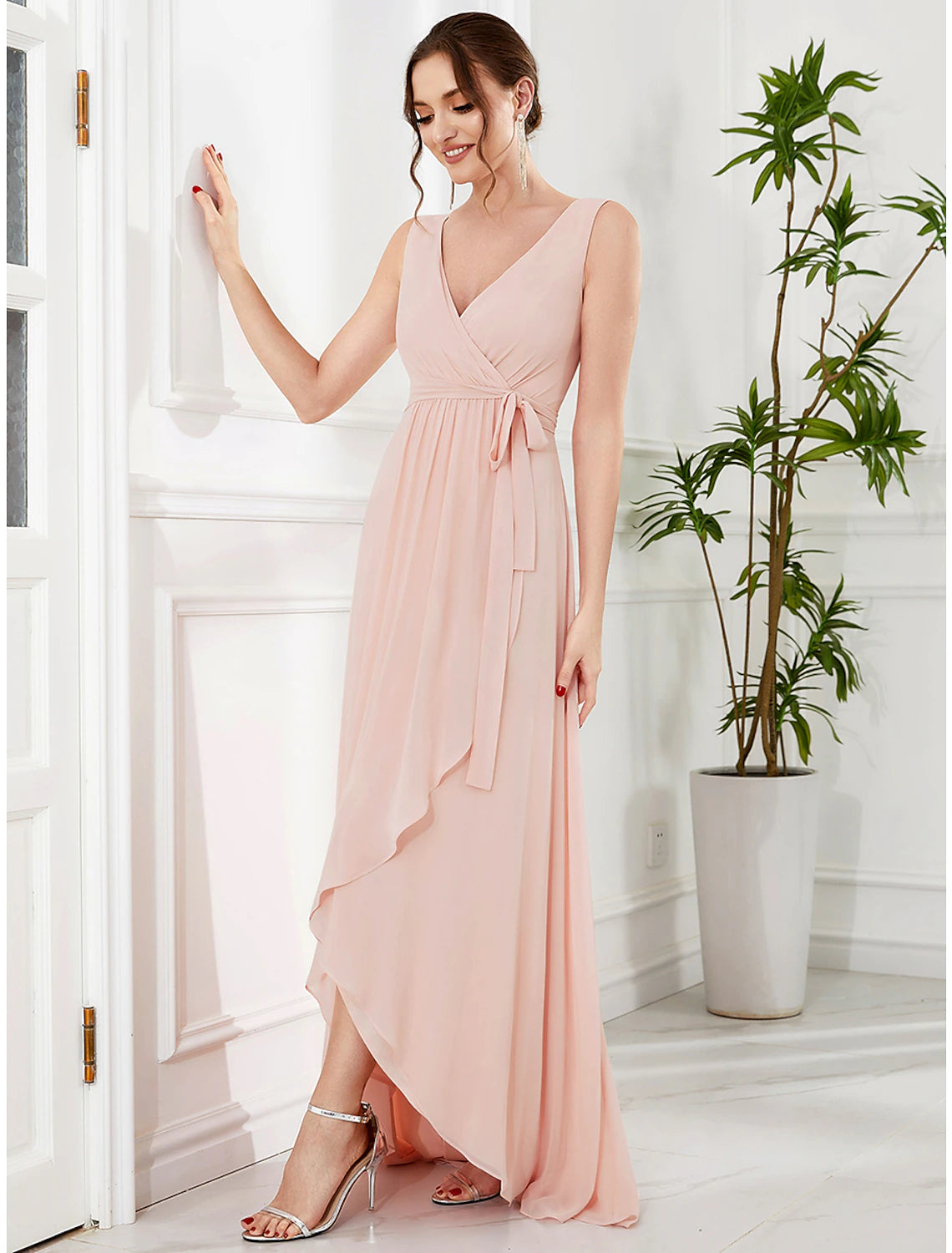 Abiti da sposa a trapezio, eleganti, da festa, asimmetrici, senza maniche, scollo a V, in chiffon con volant e spalline.