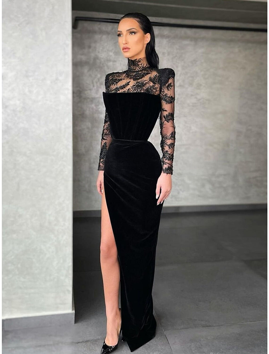 Abito da sera a tubino/colonna, elegante, formale, lungo fino al pavimento, manica lunga, collo alto, in pizzo con spacco