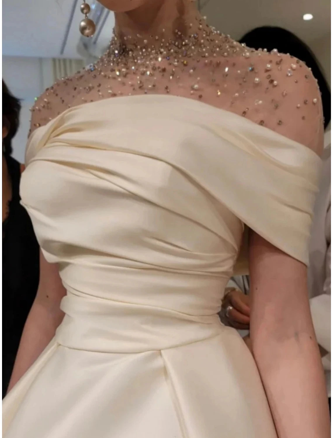 Abito da sera a trapezio, elegante, formale, rosso, verde, lungo, manica corta, scollo a V, in raso con perline arricciate