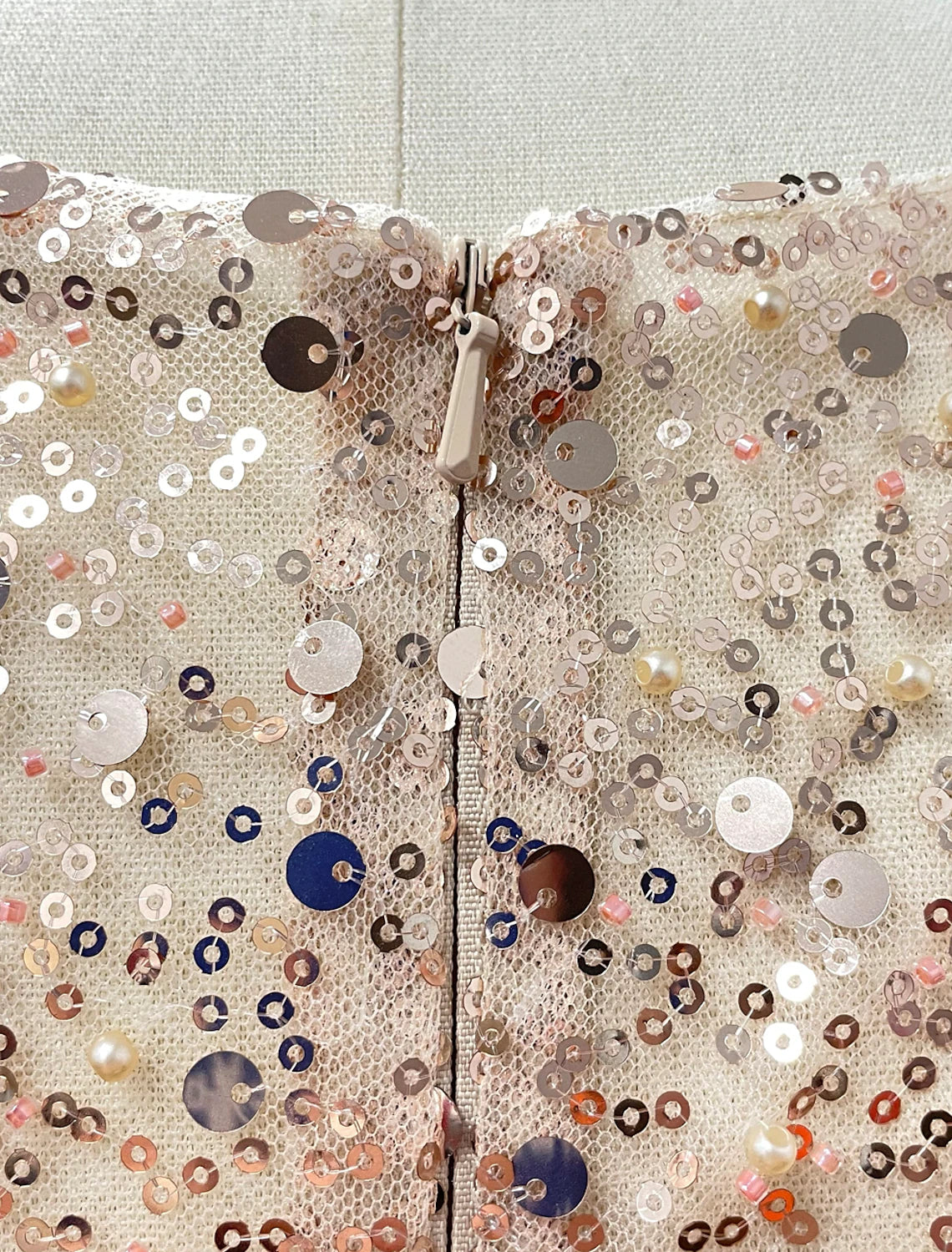 Vestido de noche de sirena con lentejuelas y fruncido de satén, mangas largas hasta el suelo, cuello ilusión brillante, vestido de invitada de boda de otoño con sobrefalda de perlas