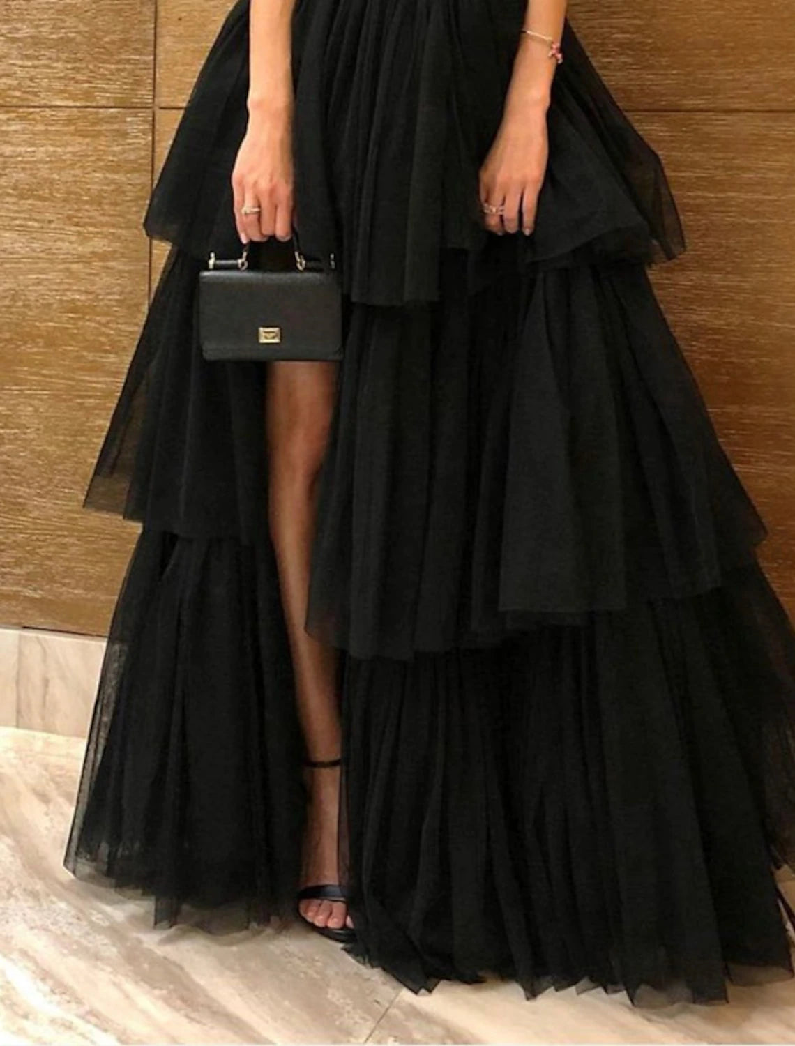 Vestido de noche de corte A con capas plisadas, para baile de máscaras, largo hasta el suelo, sin mangas, un hombro, negro, de tul con abertura