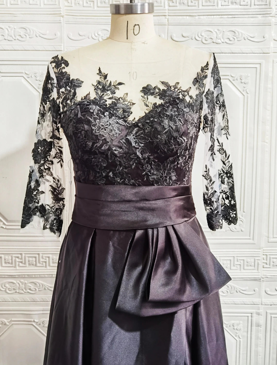 Abito da sera a trapezio con spacco alto, formale, autunnale, con strascico a spazzola, mezza manica, scollo a V, in raso con ricamo a spacco