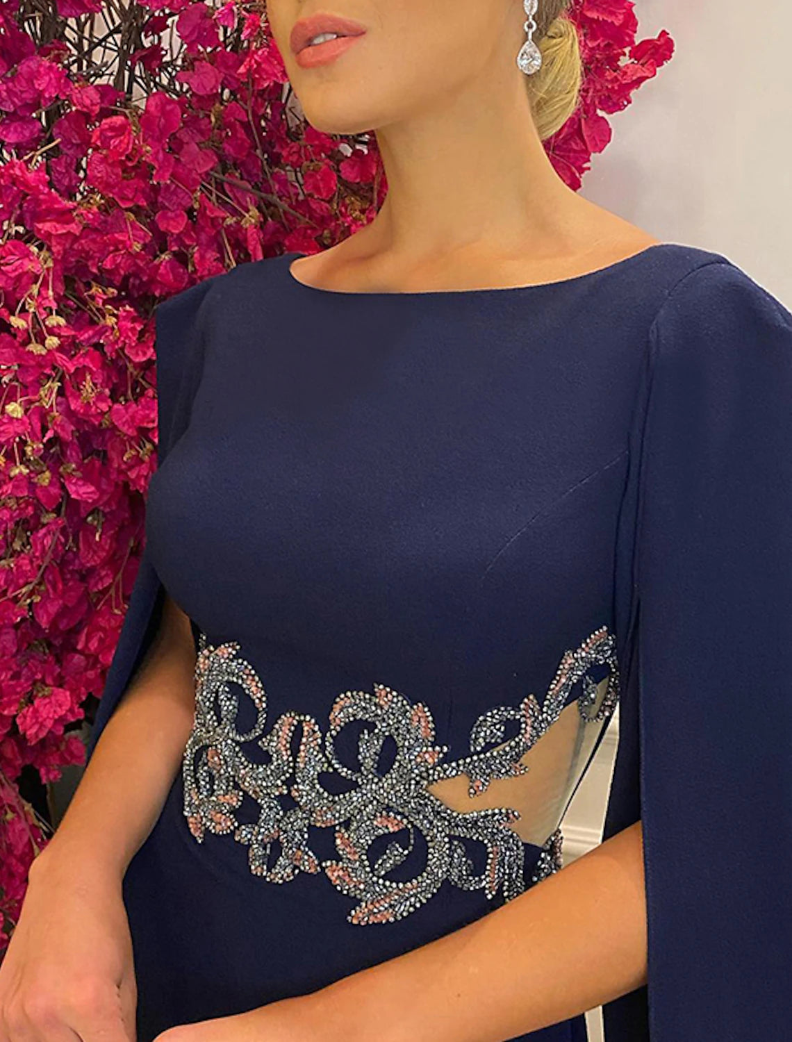 Abito da sera a trapezio, elegante, formale, da ospite, con strascico, senza maniche, in chiffon con scollo gioiello e scialle