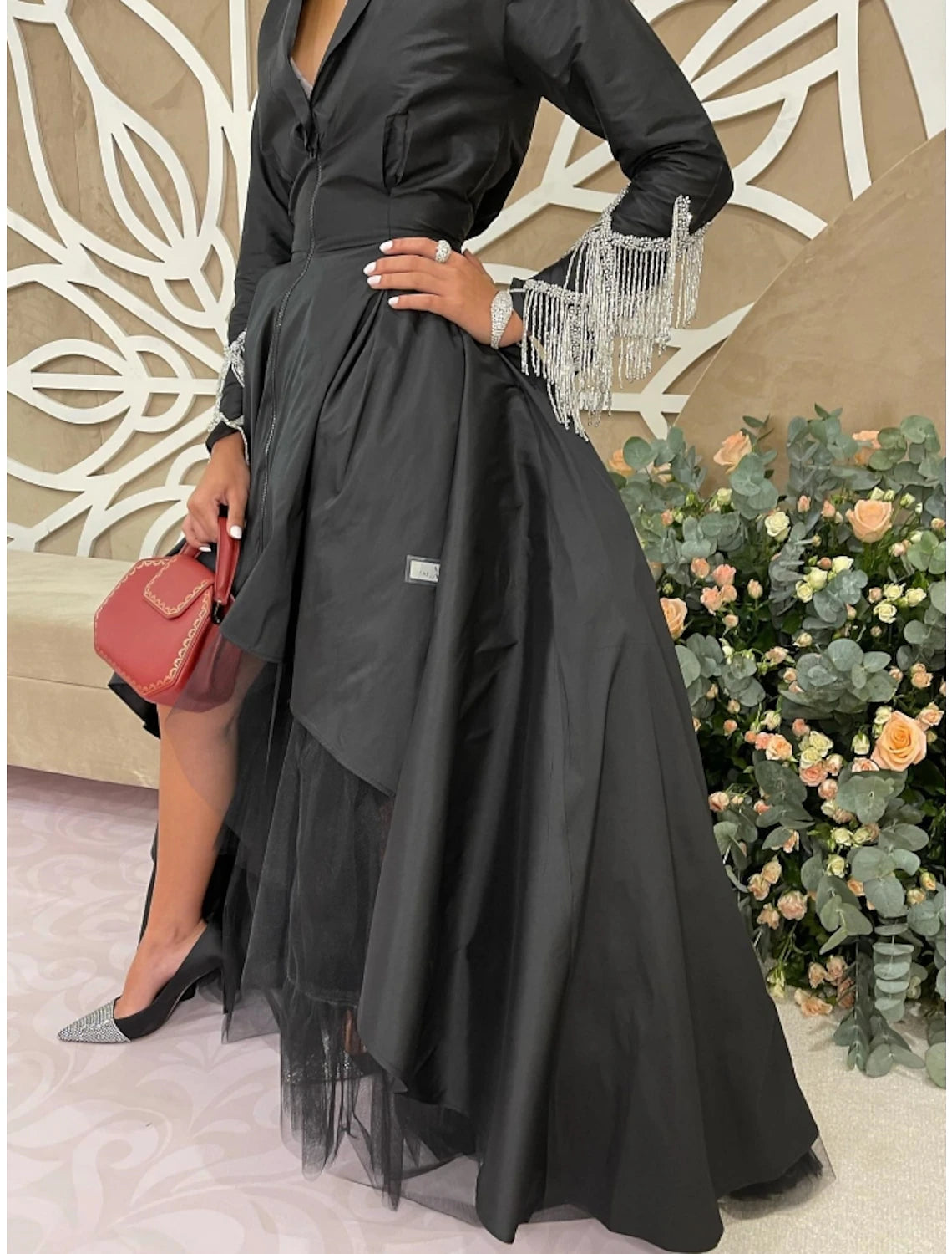 Abito da sera a trapezio, elegante, formale, con strascico a ruota, nero, a maniche lunghe, con colletto a camicia, in raso con pieghe e nappe, 2025