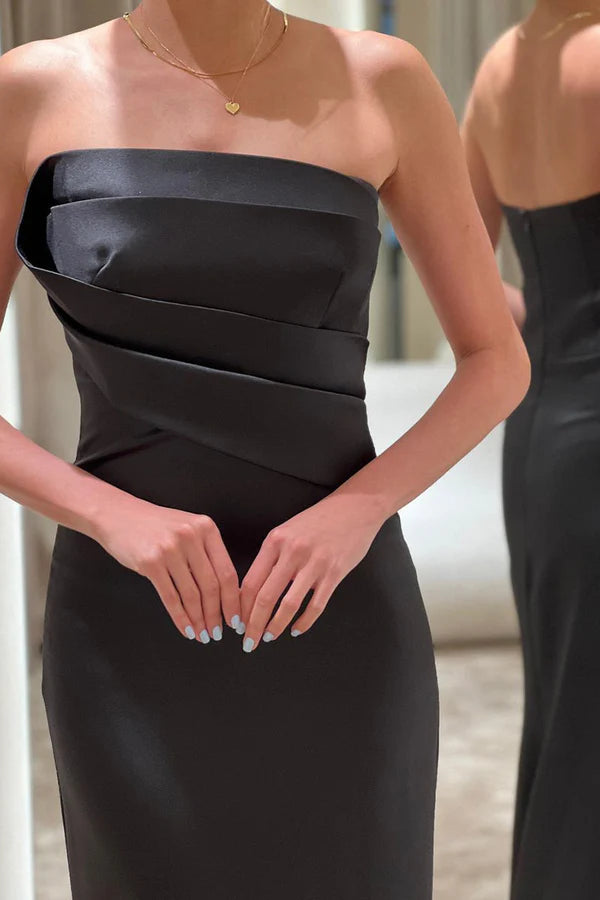 Vestido de noche formal largo de satén plisado, sin tirantes y con corte tubo/columna