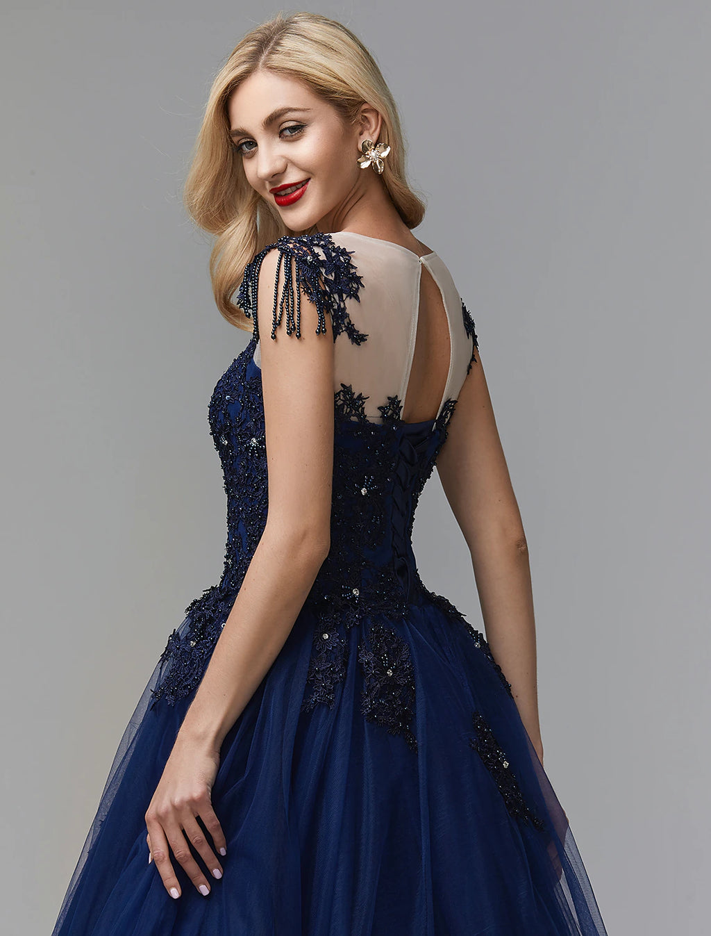 Abiti da ballo con abito da ballo scintillante, abito da quinceanera, strascico a cappella, maniche lunghe, spalle scoperte, raso con applicazioni di perline